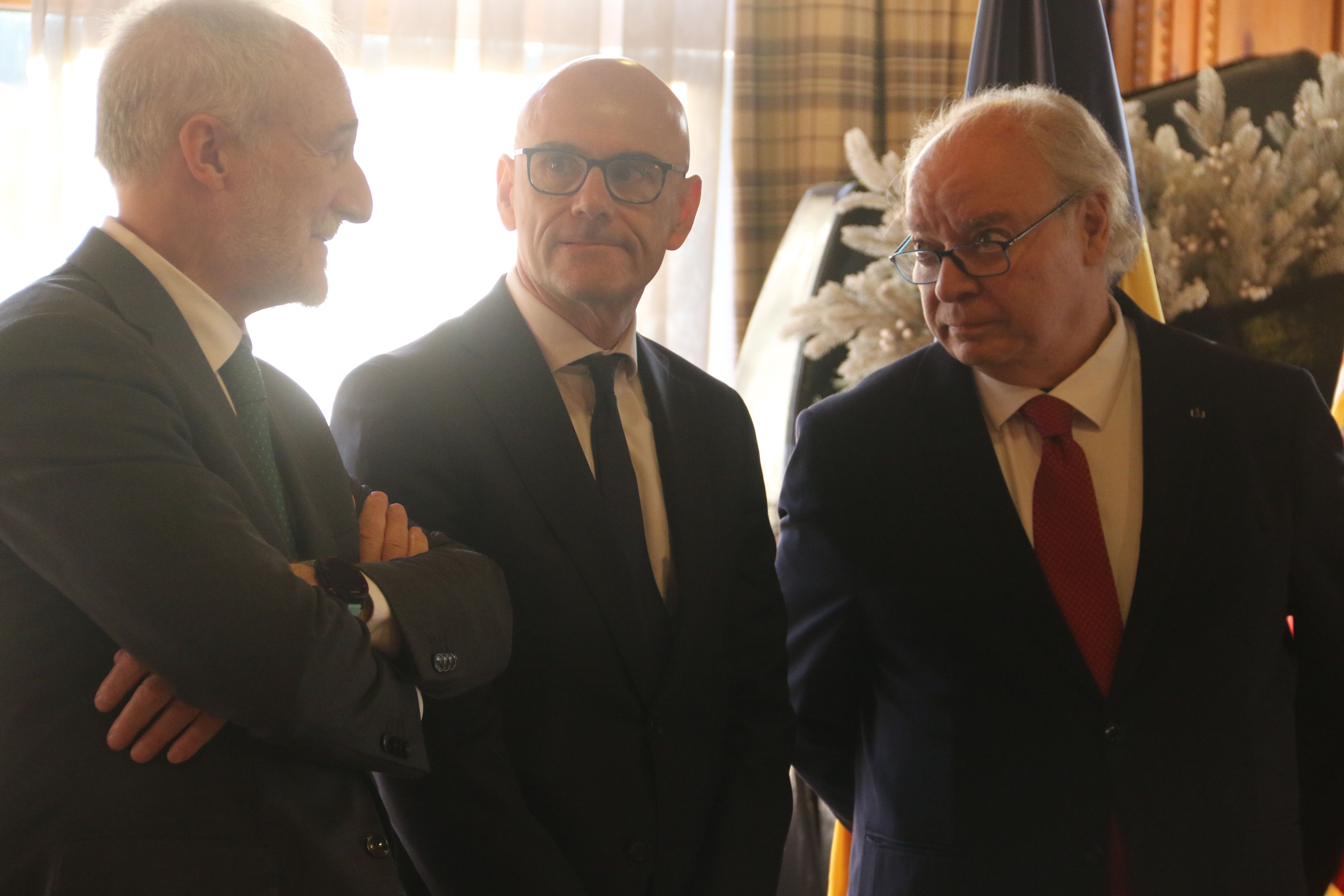 El nou cònsol espanyol (esquerre) amb el primer ministre de l'ambaixada i l'ambaixador.