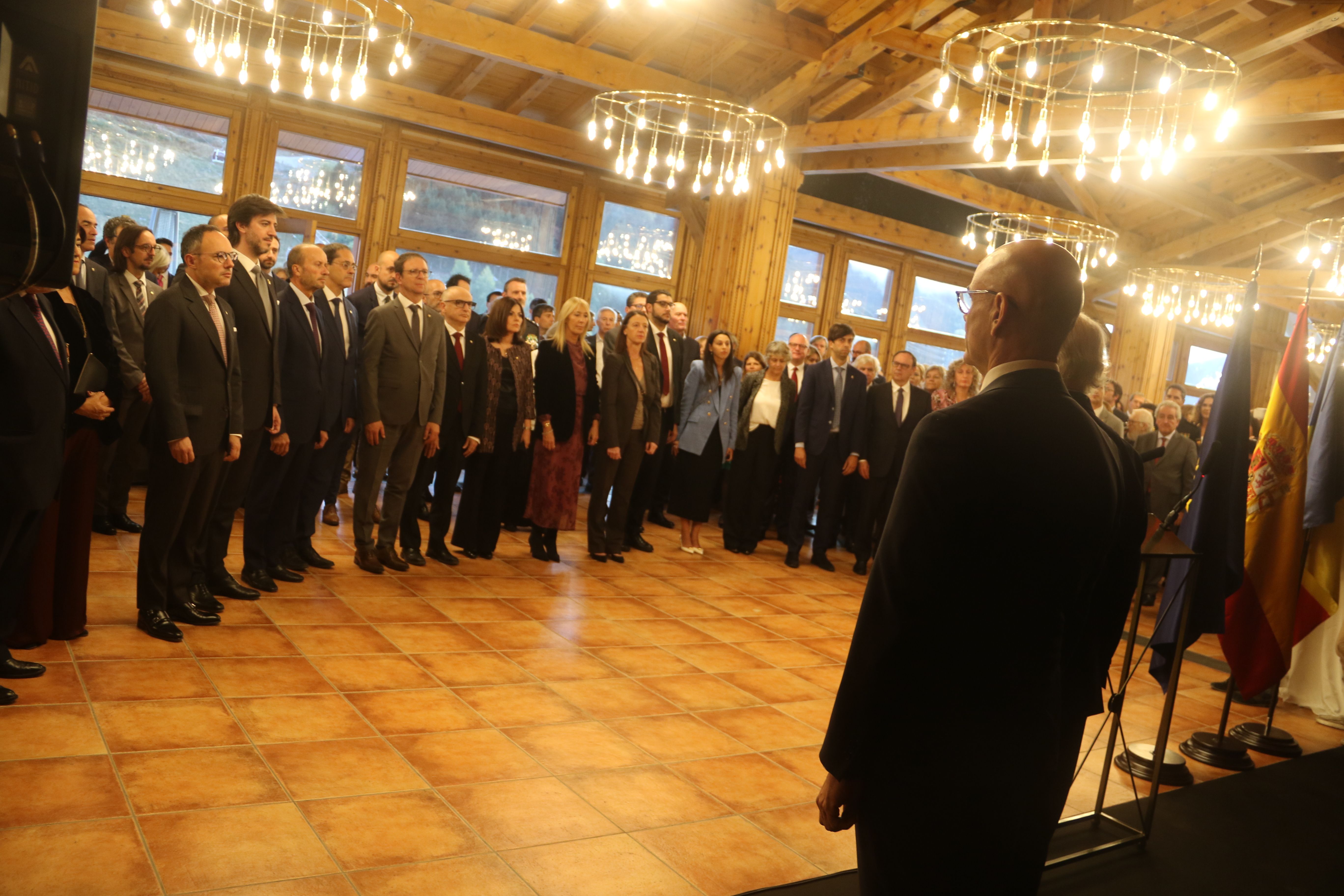 Escoltant els himnes.