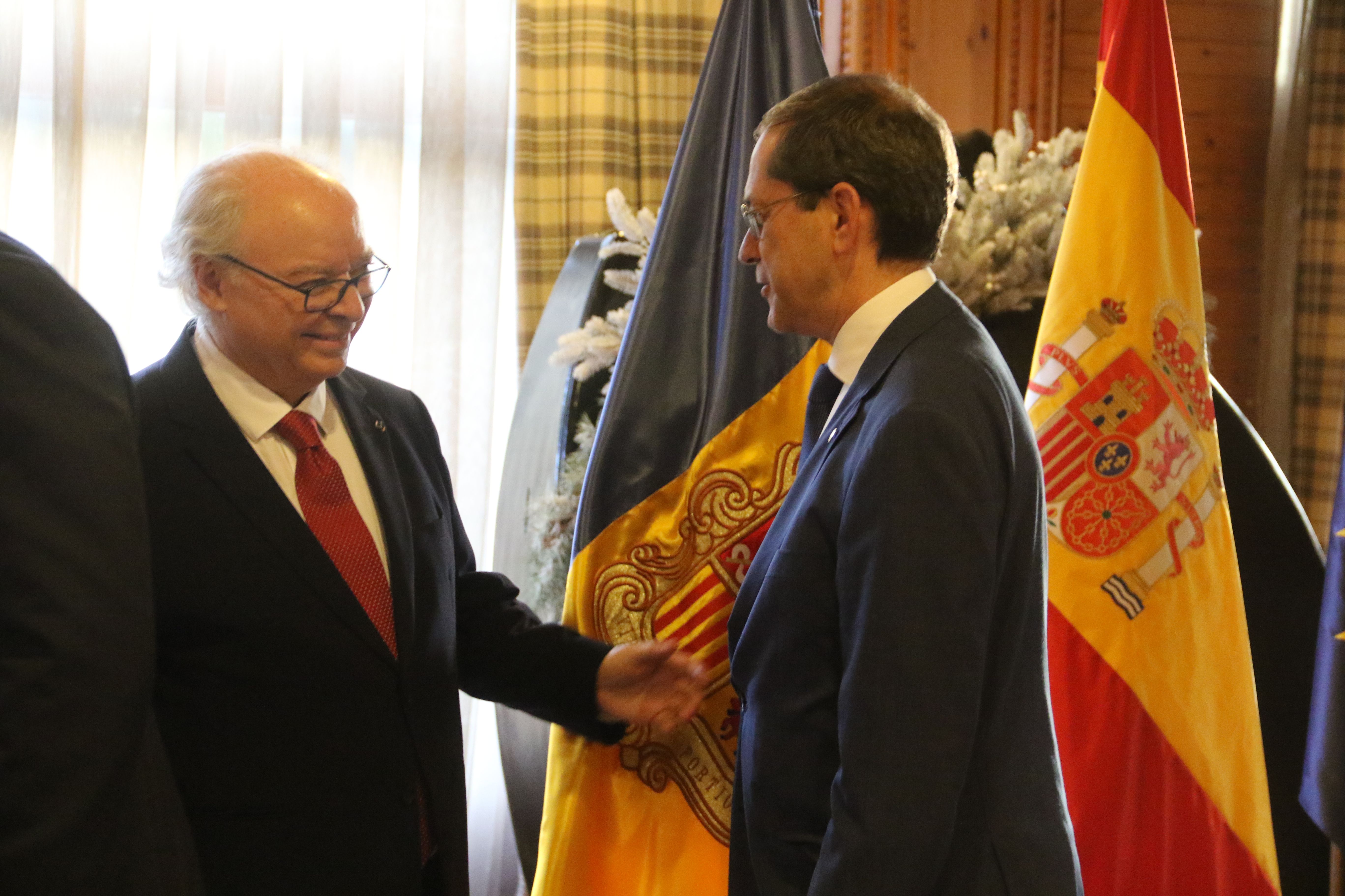 Moment de saludar el representant del Copríncep episcopal, Eduard Ibáñez. 