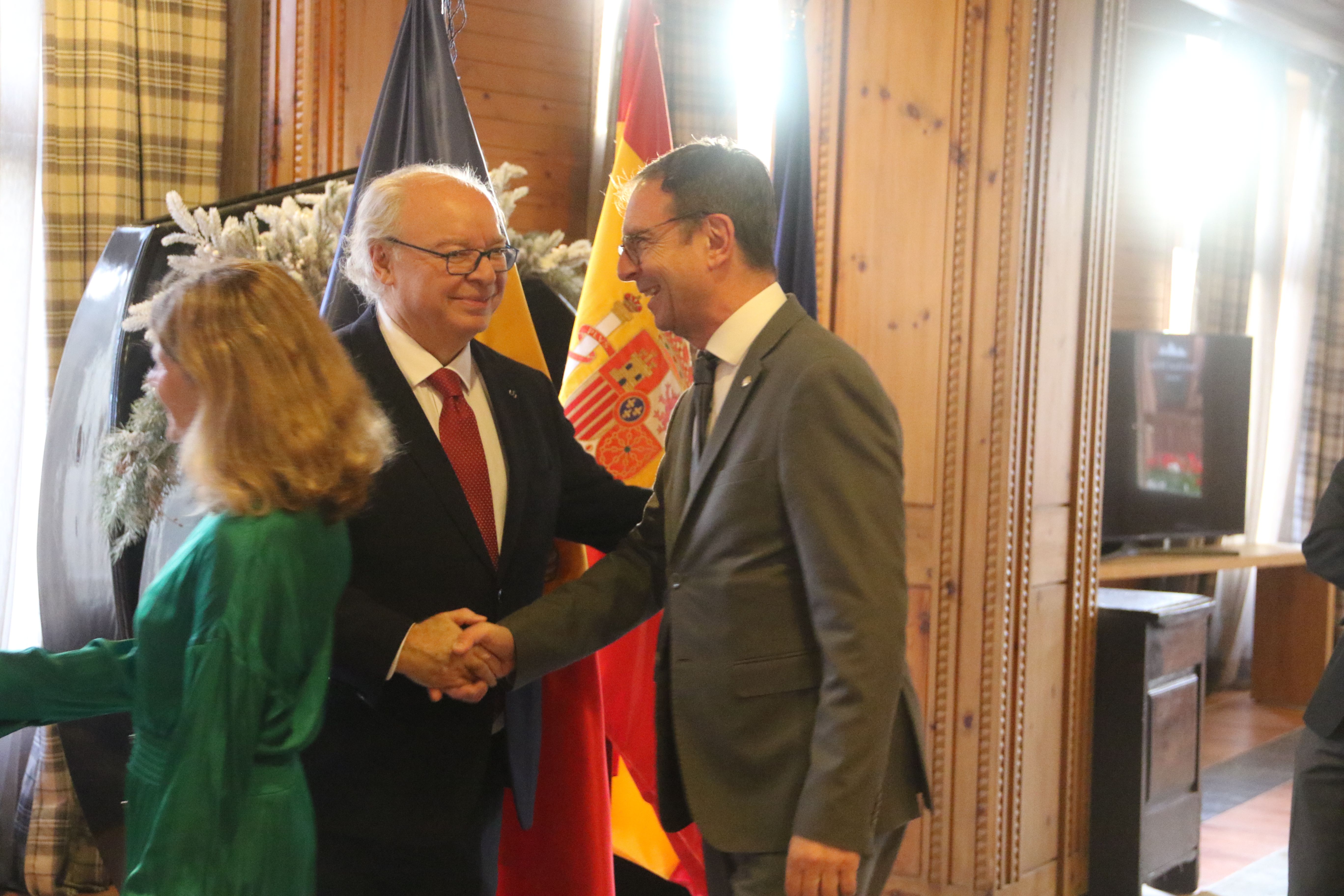 Pérez-Desoy saluda el cap de gabinet del Copríncep francès, Robert Mauri.