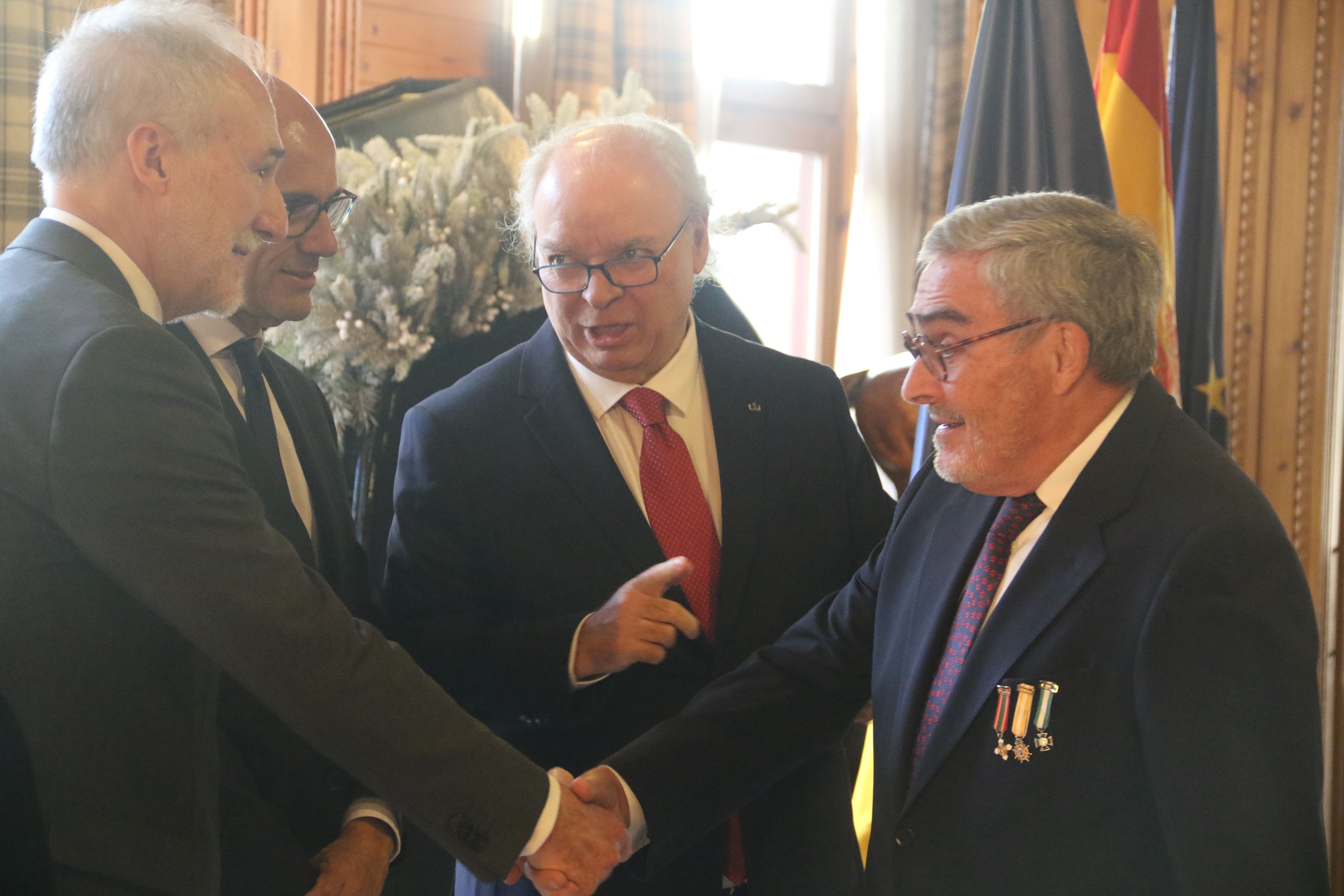 Pérez-Desoy presenta el nou cònsol espanyol al seu antecessor, l'exambaixador Àngel Ros.