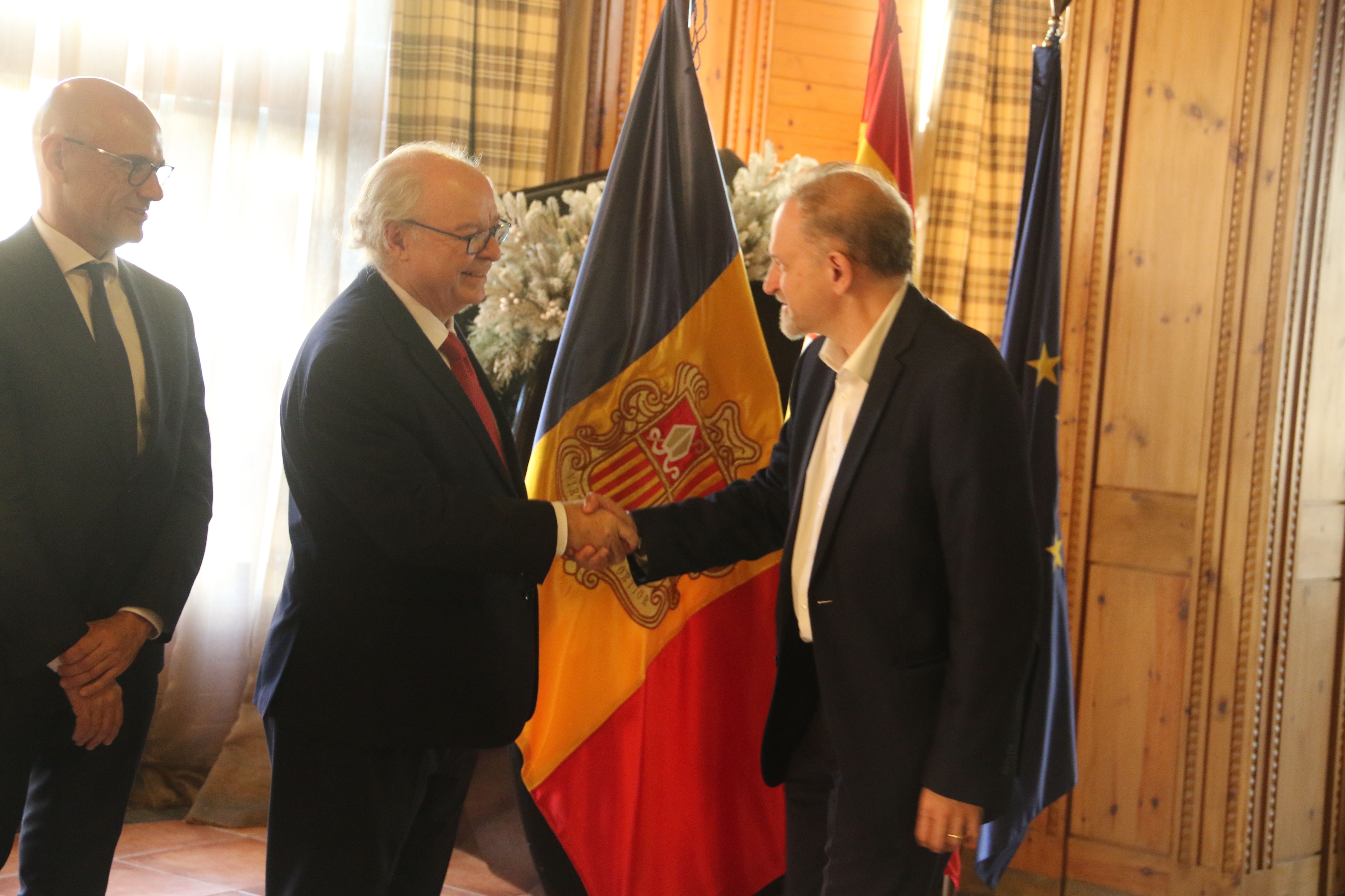 El fiscal general saludant Carles Pérez-Desoy. 