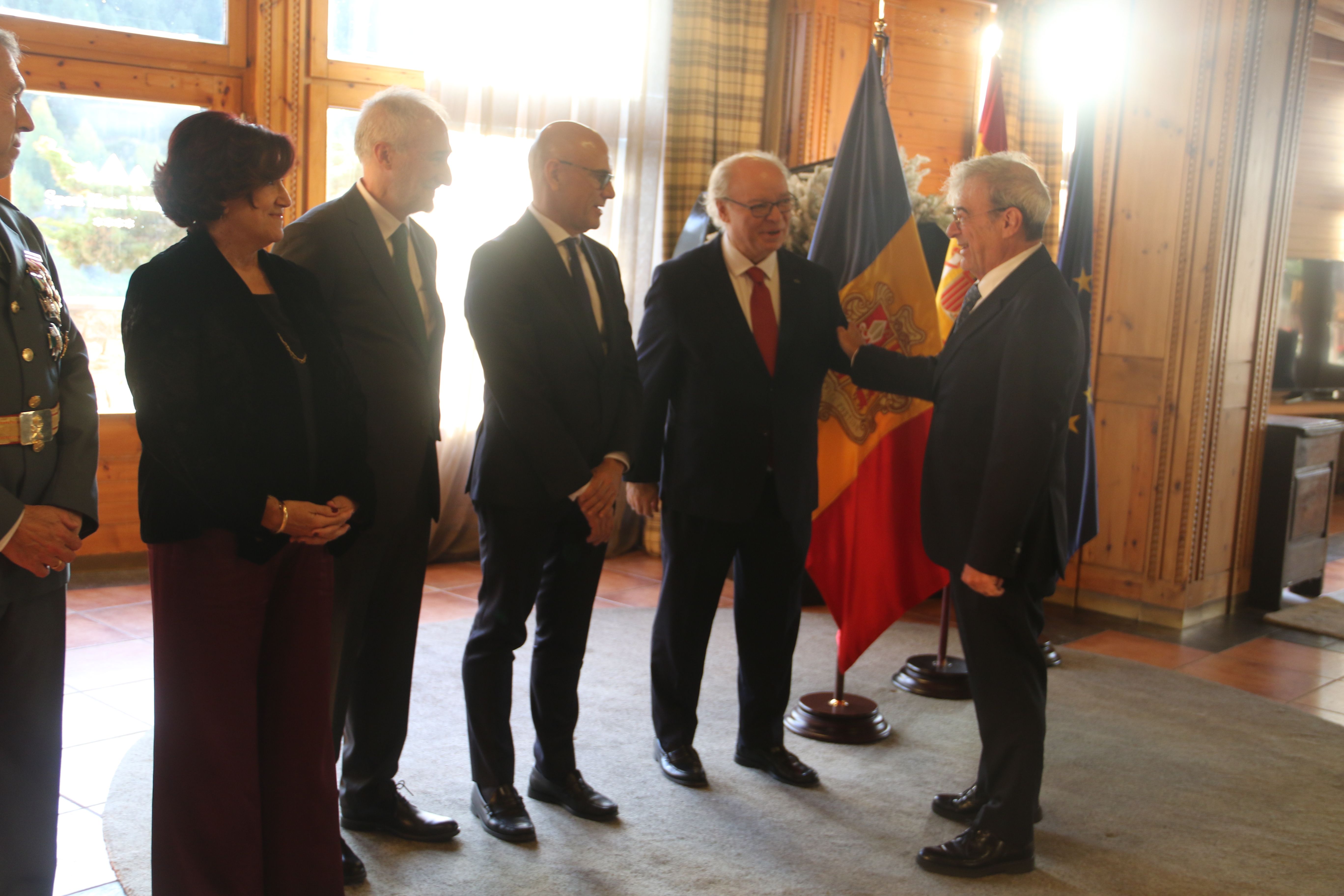 Ladislau Baró ha estat el primer ministre del Govern en saludar les autoritats espanyoles. 