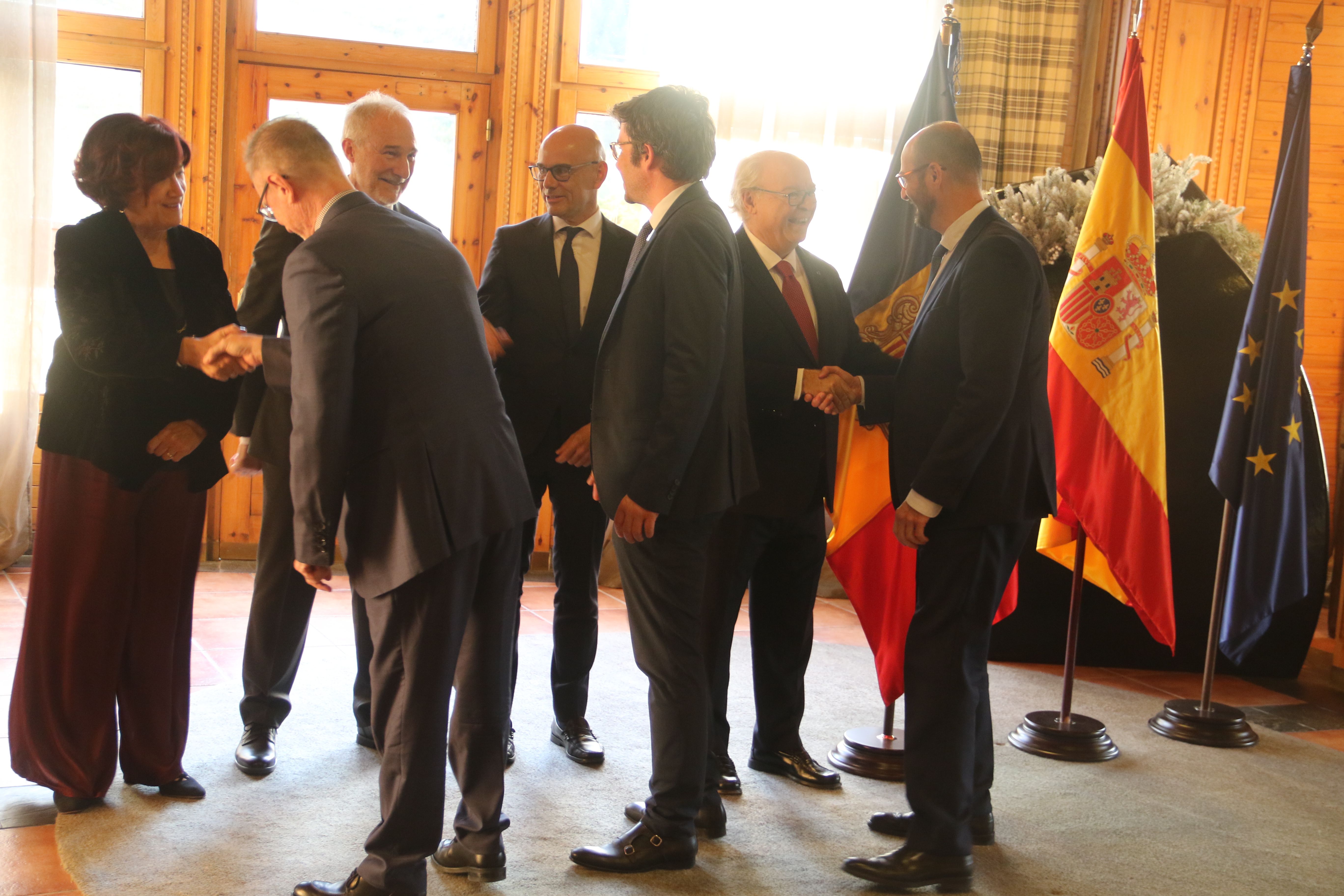 Representació de l'ambaixada francesa saludant les autoritats espanyoles. 