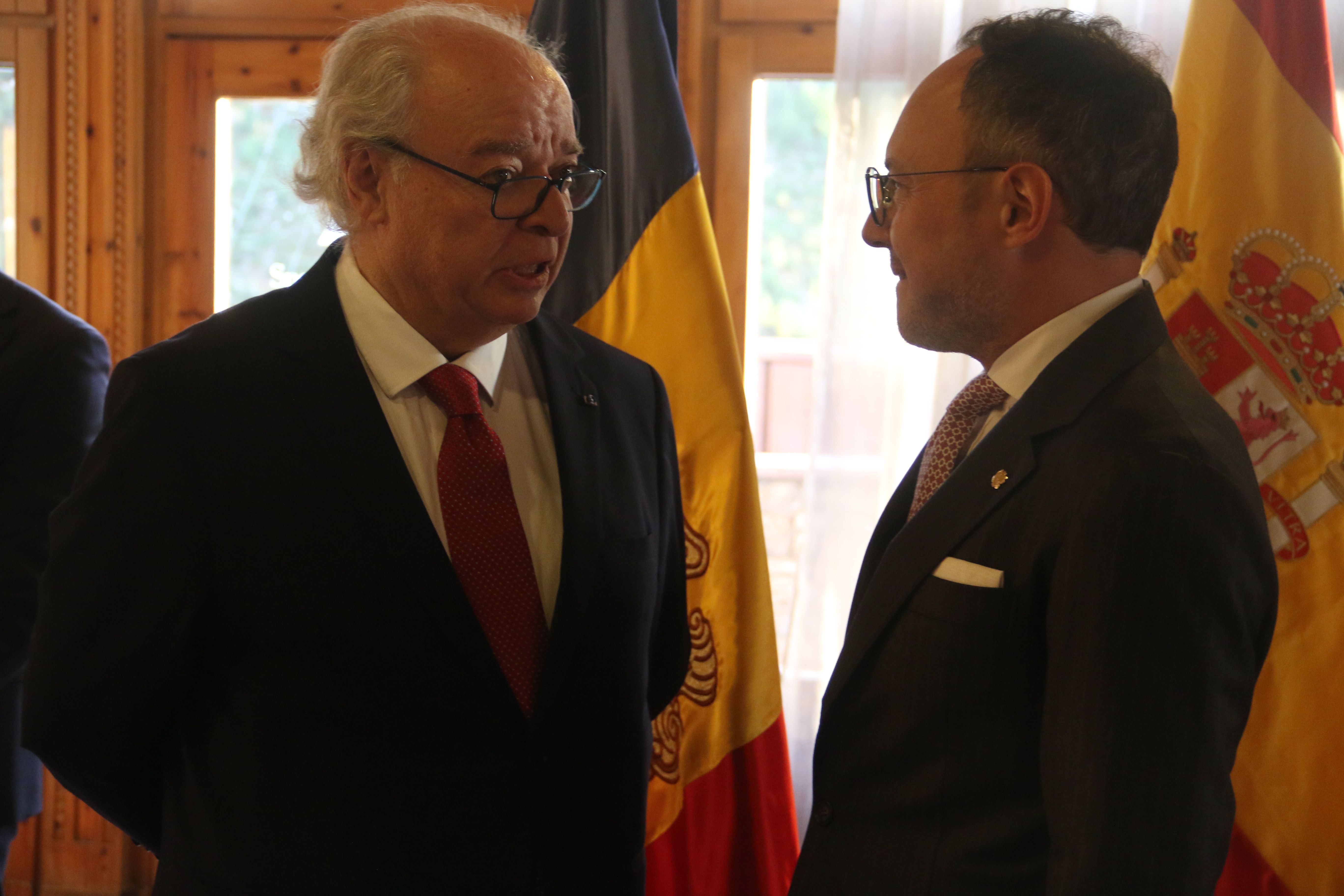 Carles Pérez-Desoy conversant amb Xavier Espot poc després de l'arribada del cap de Govern a l'escenari de la celebració.