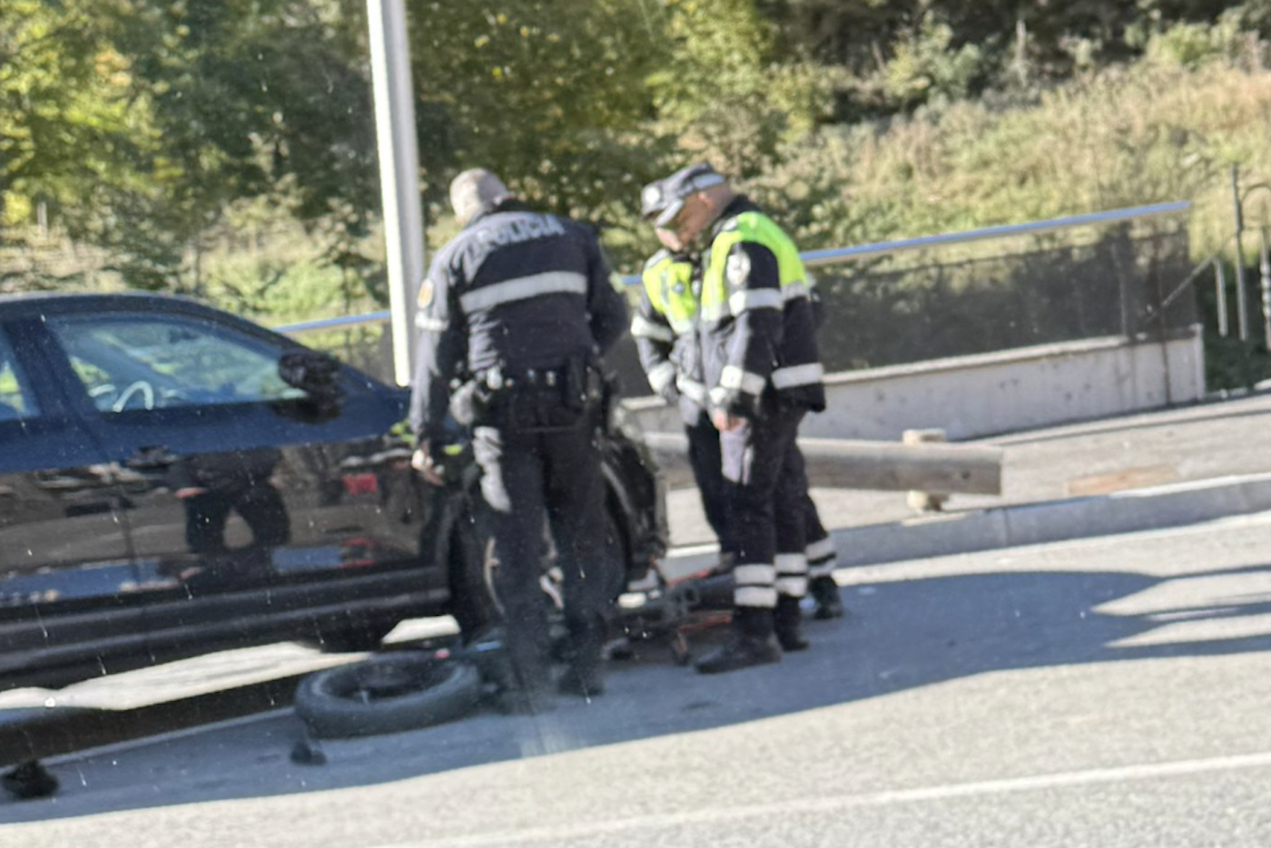 Intervenció dels agents al lloc dels fets.