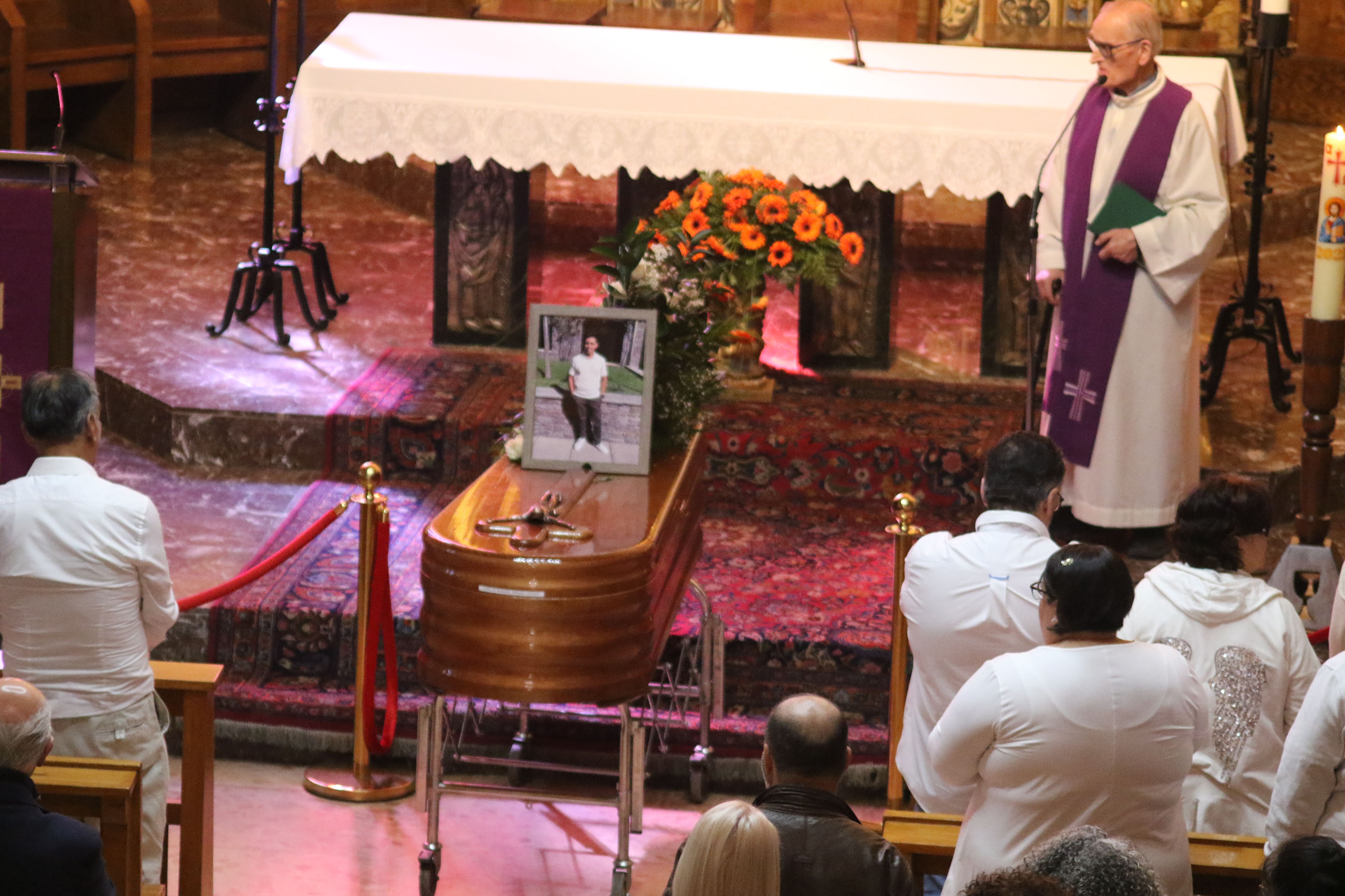 El fèretre amb les restes de Carlos Manuel davant l'altar.