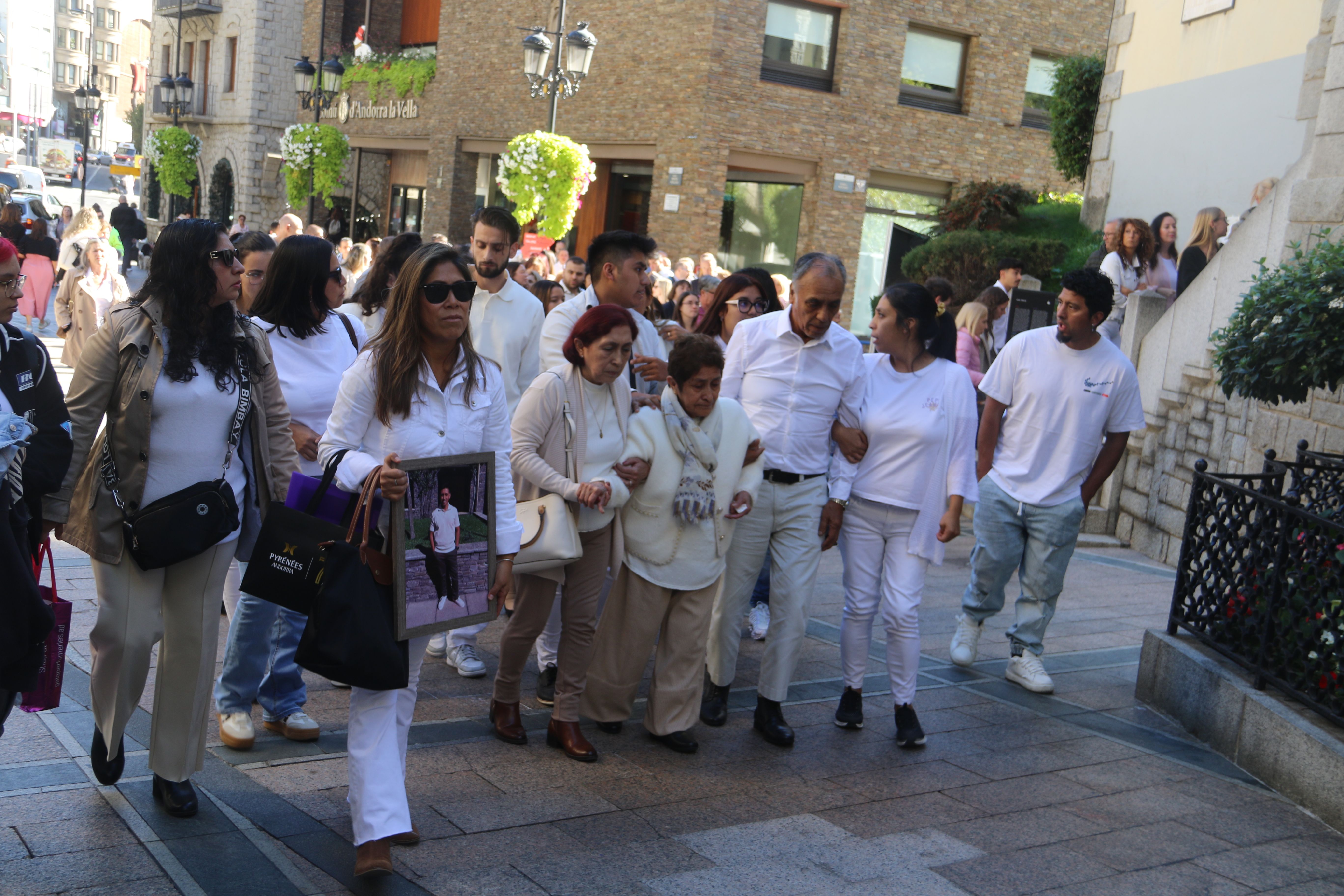 Els familiars i amics més propers del finat arribant a Sant Esteve.