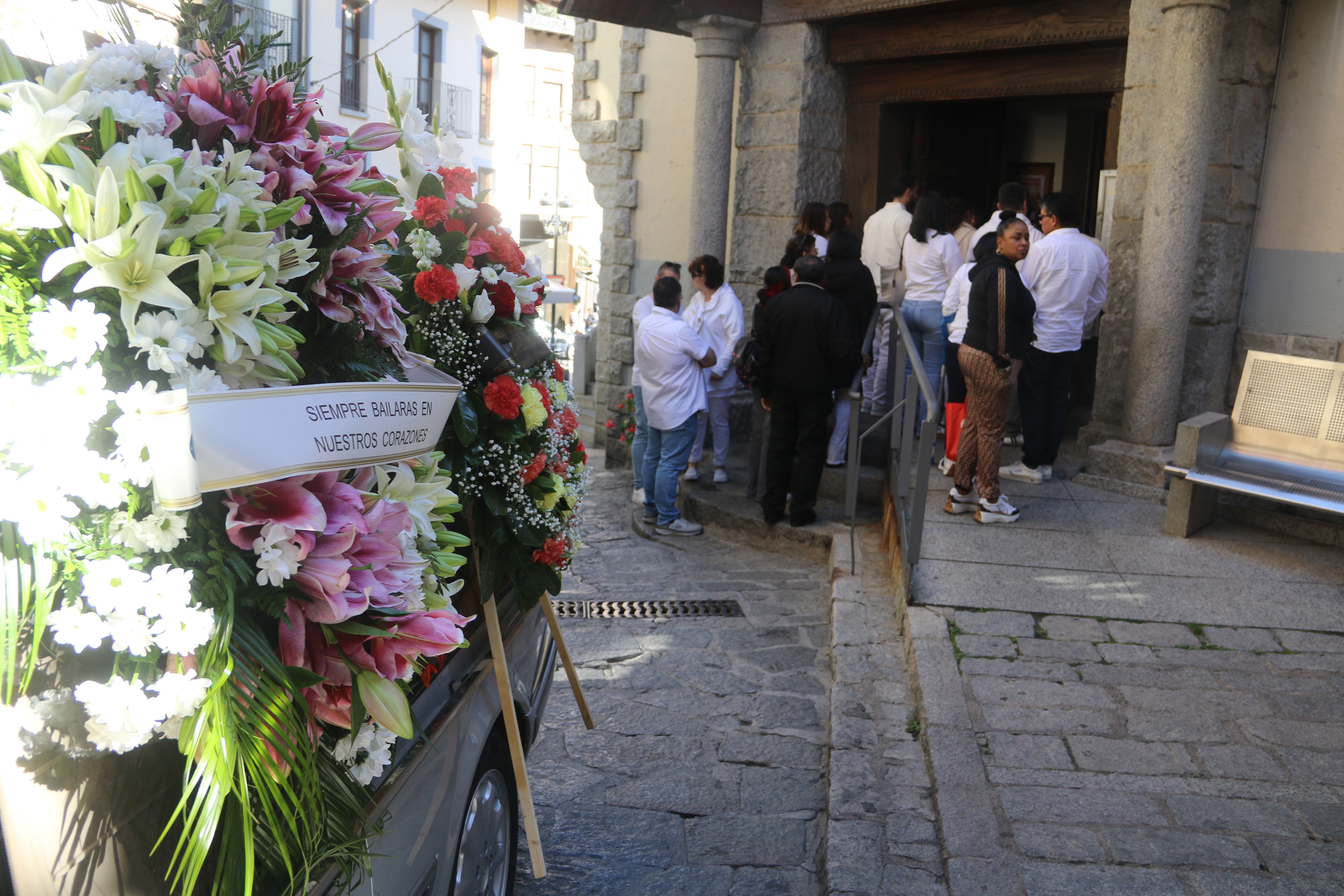 Els familiars del finat entrant a l'església.