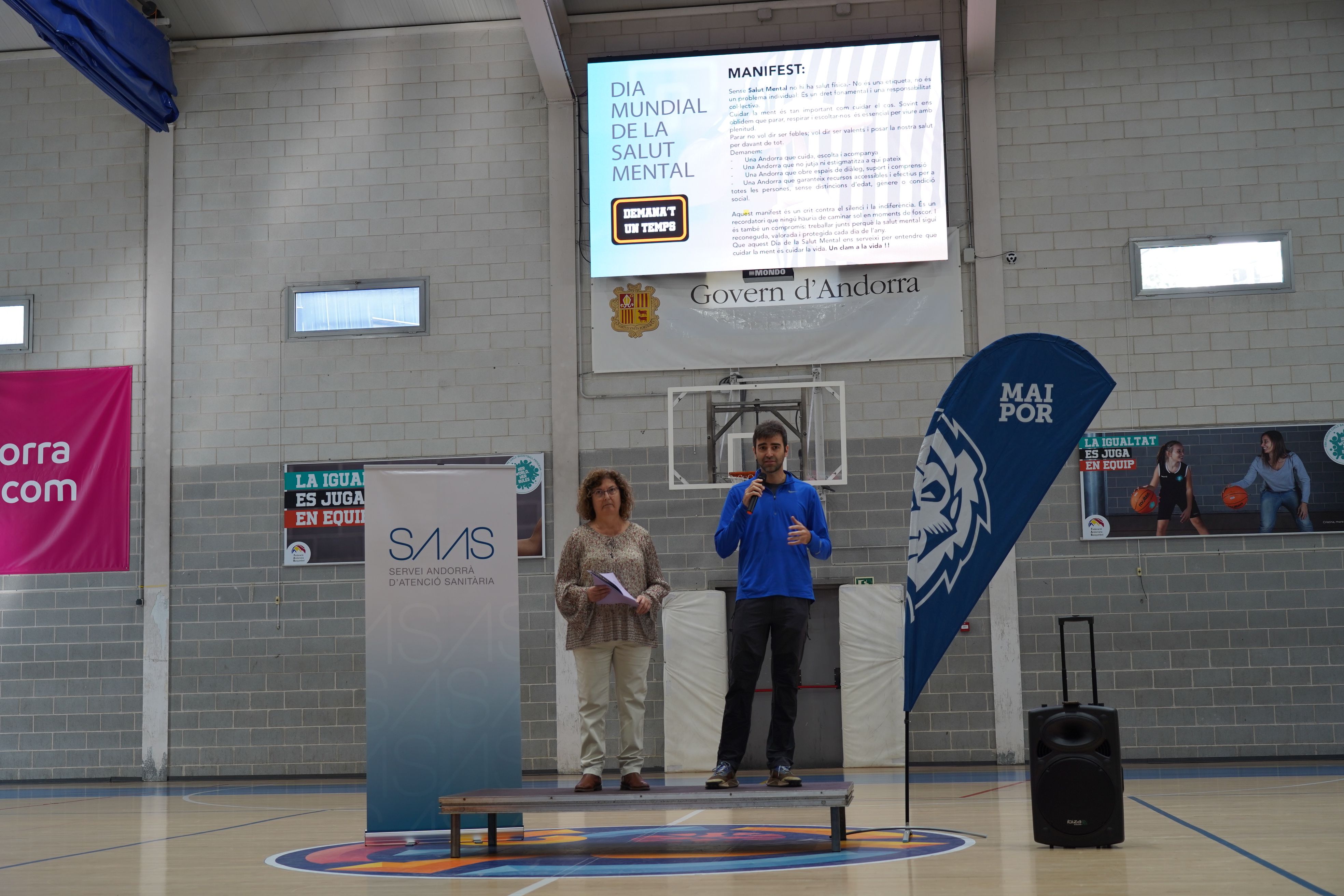 El cap del servei de Salut Mental, Joan Soler, juntament amb la Rosa, usuària dels servei, introduint la lectura del manifest. El cap del servei de Salut Mental, Joan Soler, juntament amb la Rosa, usuària dels servei, introduint la lectura del manifest.