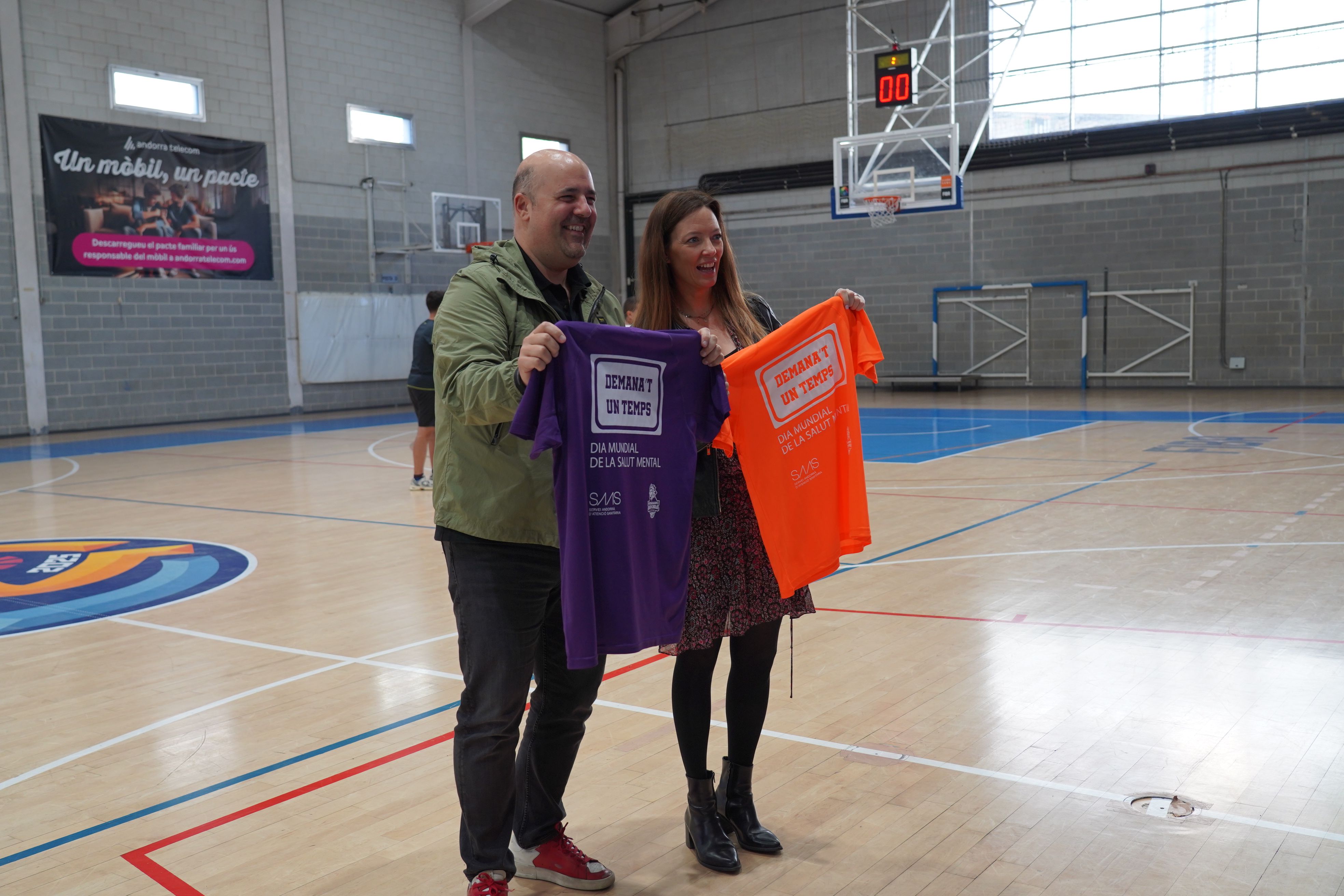 El president del Club MoraBanc Andorra, Gorka Aixàs, i la Ministra de Salut, Helena Mas, mostrant les samarretes dedicades al Dia Mundia de la Salut Mental. El president del Club MoraBanc Andorra, Gorka Aixàs, i la Ministra de Salut, Helena Mas, mostrant les samarretes dedicades al Dia Mundia de la Salut Mental.