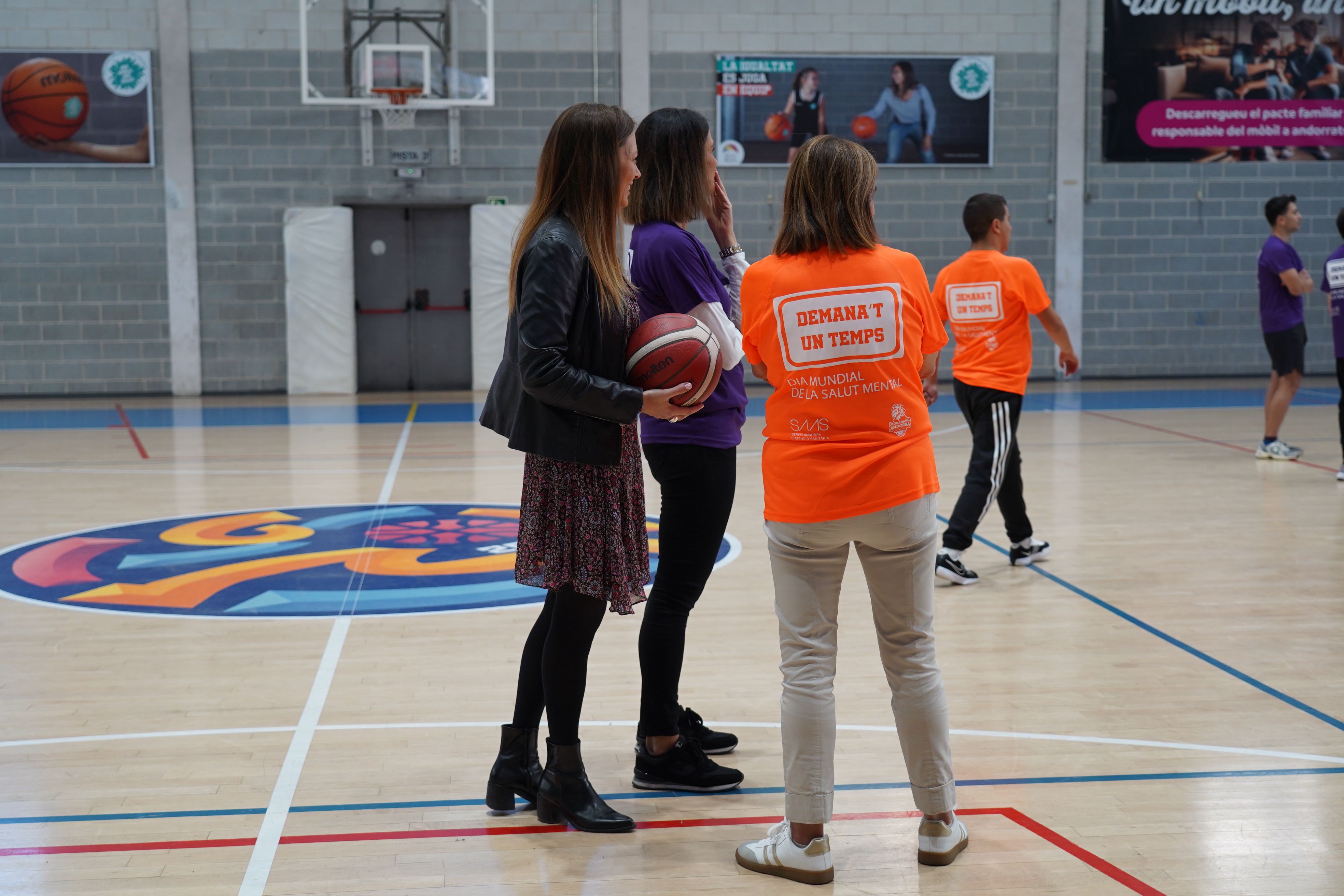 Cristina Pérez, Helena Mas i Trini Marín durant la jornada del Dia Mundia de la Salut Mental Cristina Pérez, Helena Mas i Trini Marín durant la jornada del Dia Mundia de la Salut Mental