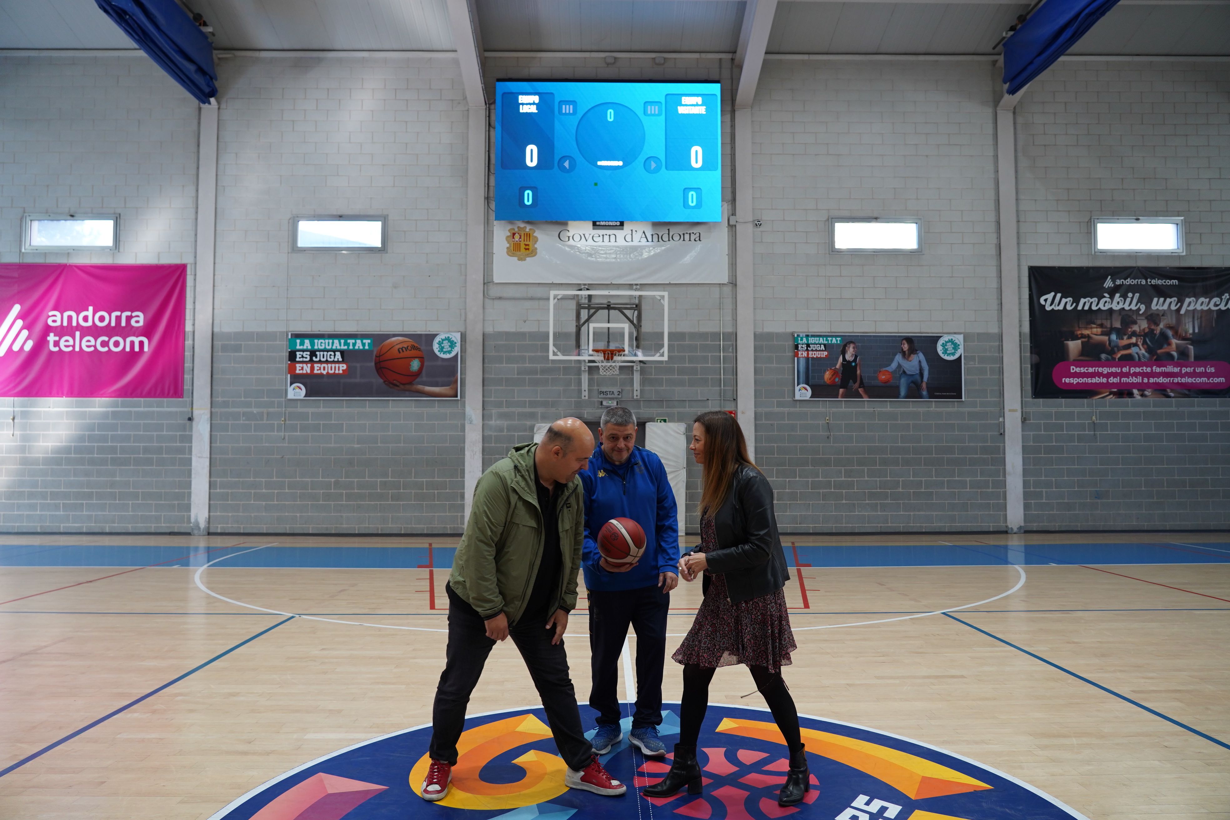 Gorka Aixàs i Helena Mas fent el servei inicial Gorka Aixàs i Helena Mas fent el servei inicial