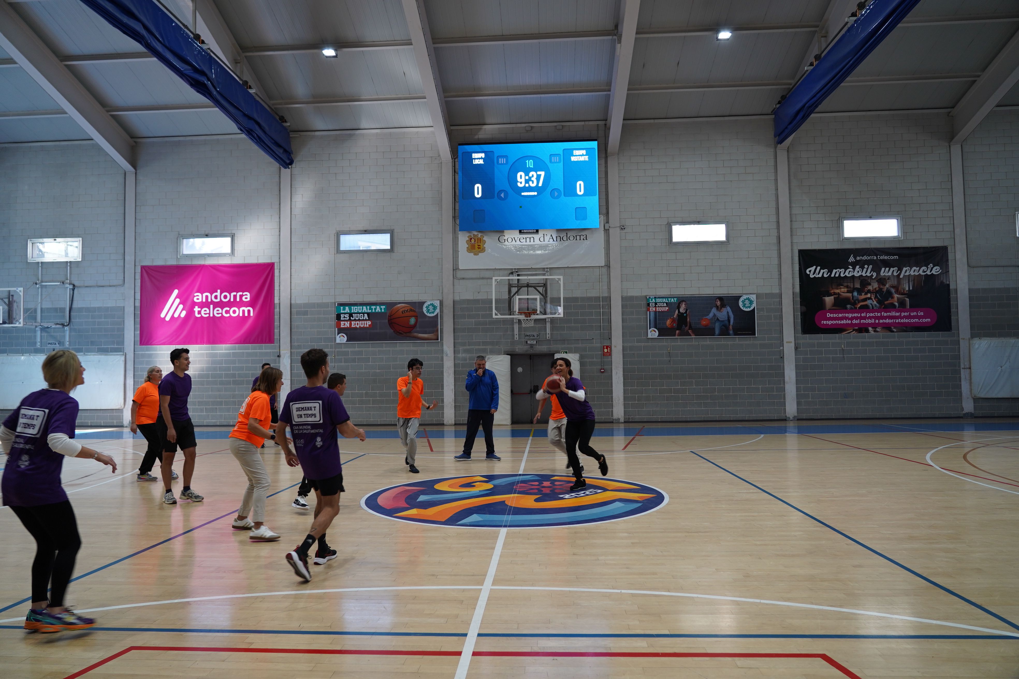 Usuaris del servei de Salut Mental i autoritats jugant un partit amistós pel Dia Mundial de la Salut Mental. Usuaris del servei de Salut Mental i autoritats jugant un partit amistós pel Dia Mundial de la Salut Mental.