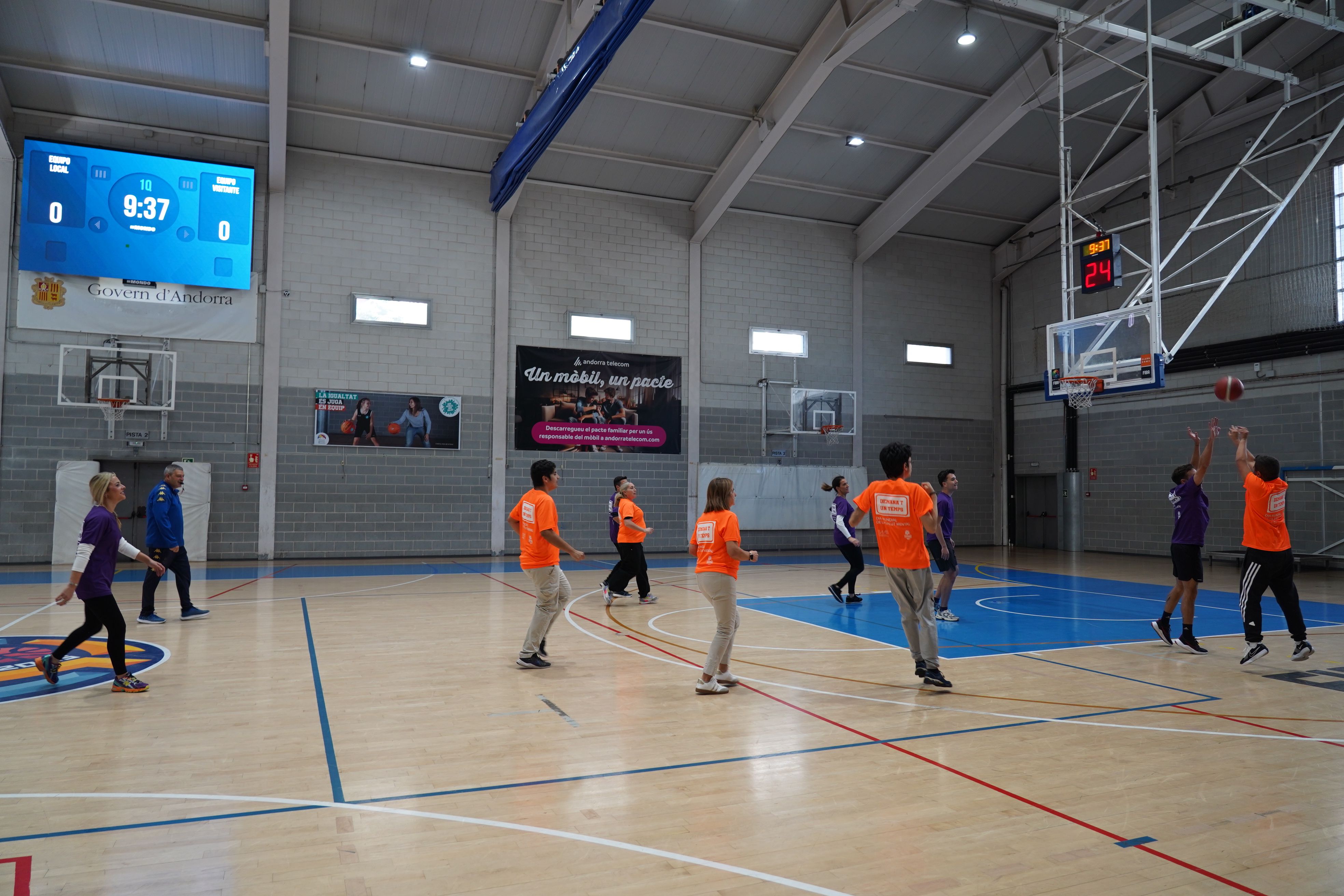 Usuaris del servei de Salut Mental i autoritats jugant un partit amistós pel Dia Mundial de la Salut Mental. Usuaris del servei de Salut Mental i autoritats jugant un partit amistós pel Dia Mundial de la Salut Mental.