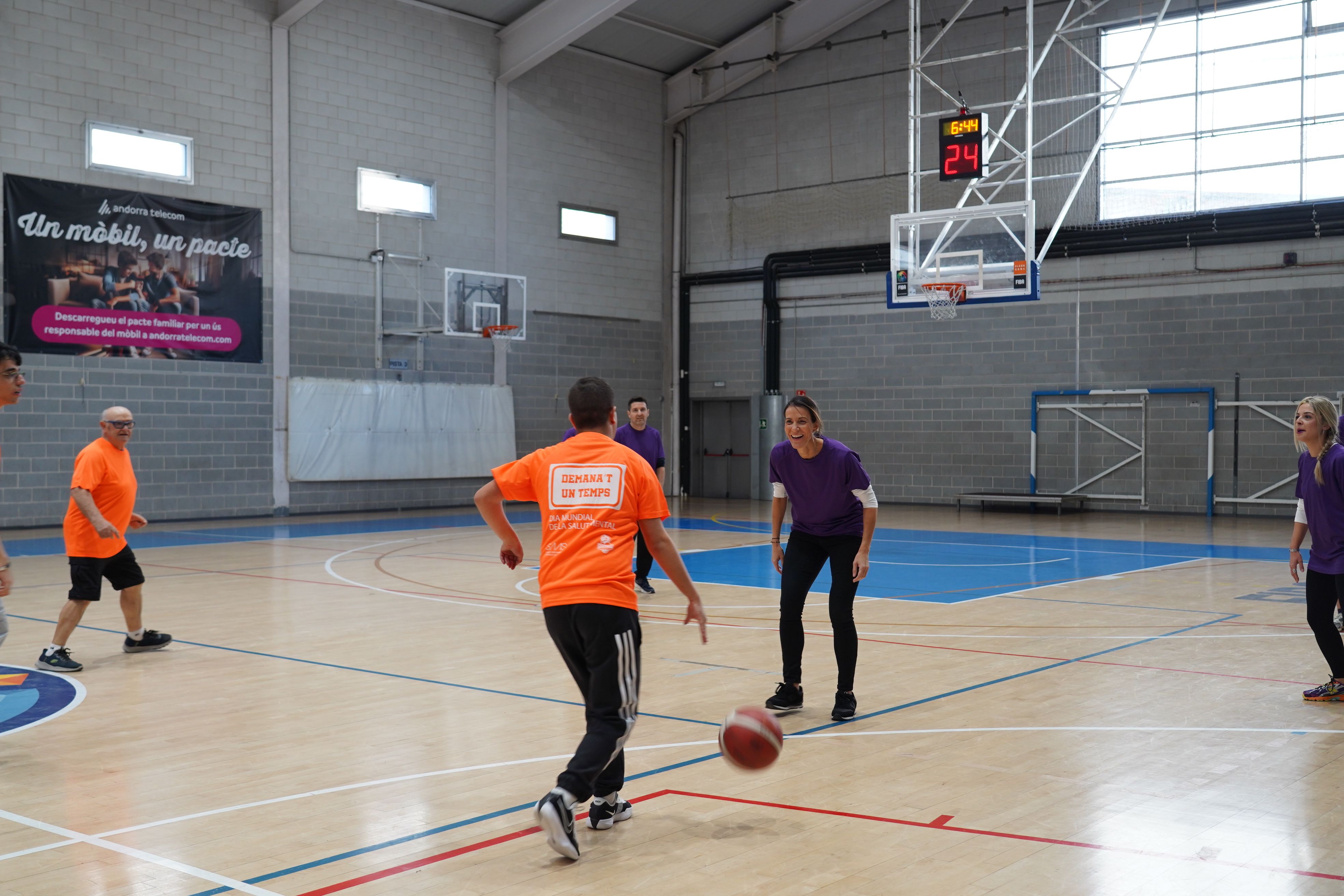 La secretaria d'Estat de Salut, Cristina Pérez, durant el partit amistós pel Dia Mundial de la Salut. La secretaria d'Estat de Salut, Cristina Pérez, durant el partit amistós pel Dia Mundial de la Salut.