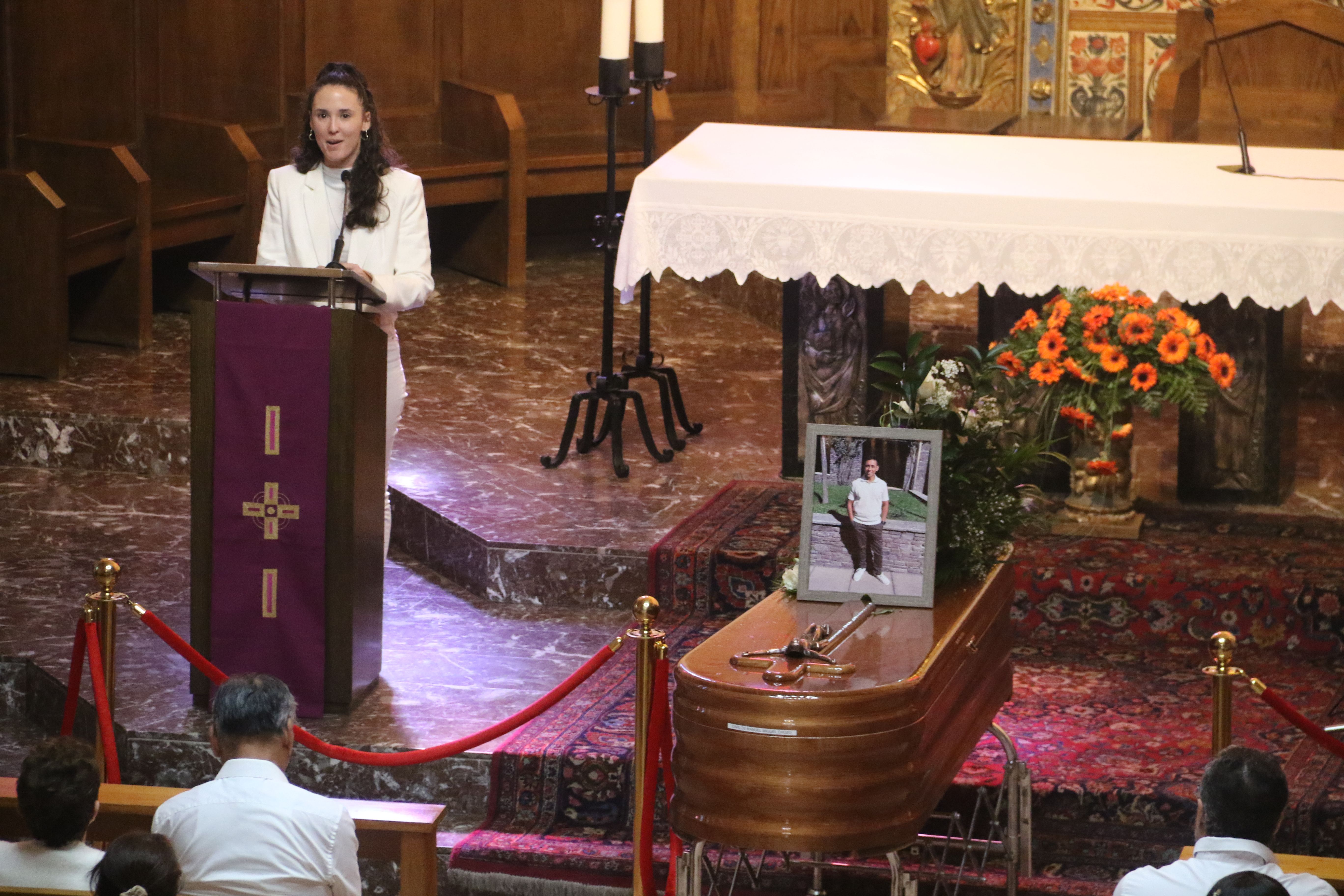 La seva parella de ball, Carolina, també s'ha adreçat als presents al funeral.