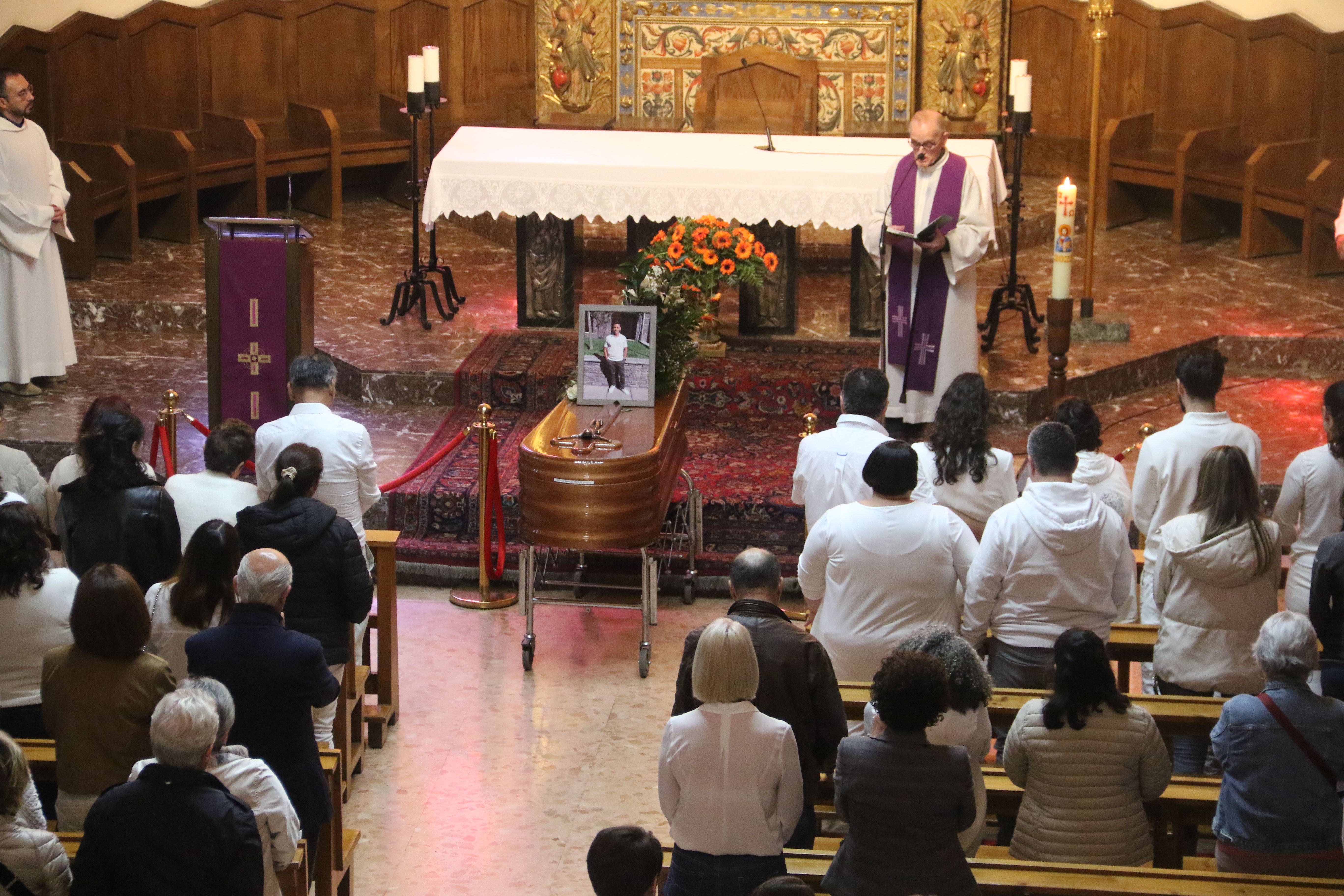 Mossèn Sàrries dirigint-se als assistents al funeral. Mossèn Sàrries dirigint-se als assistents al funeral.