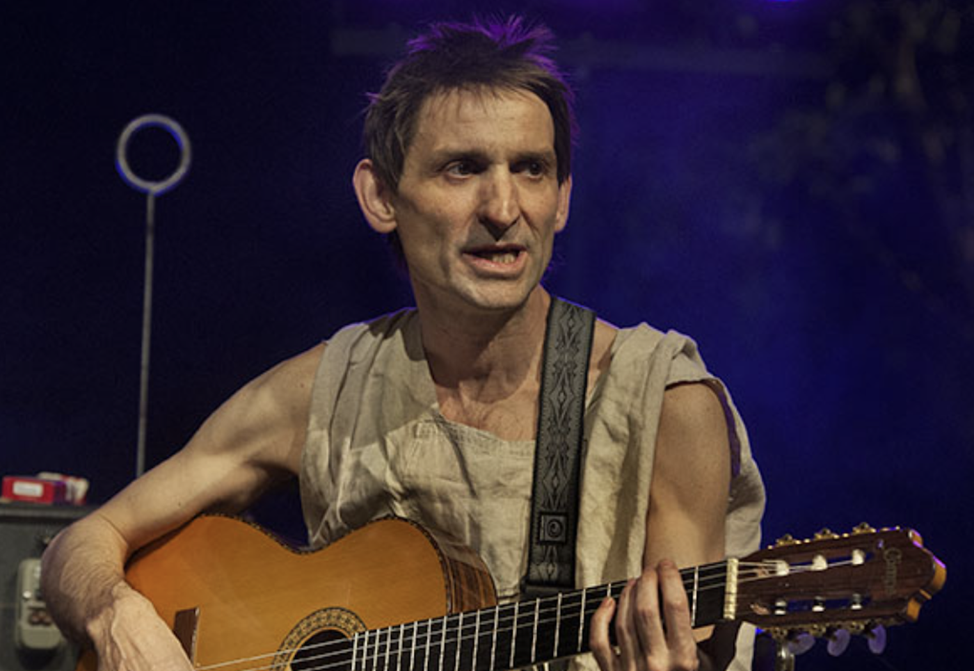 Albert Pla durant una actuació.