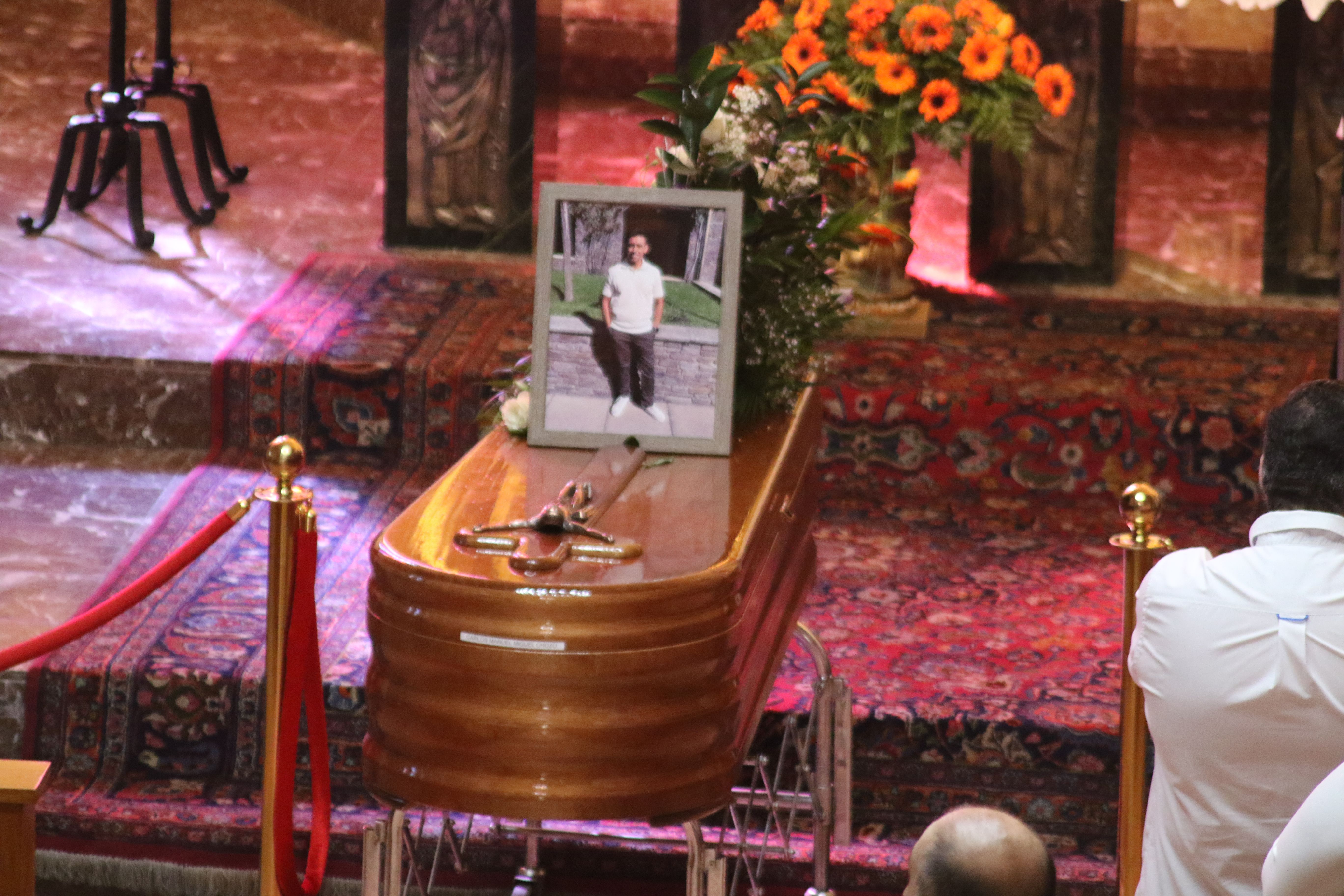 El fèretre amb una imatge del finat. El fèretre amb una imatge del finat.