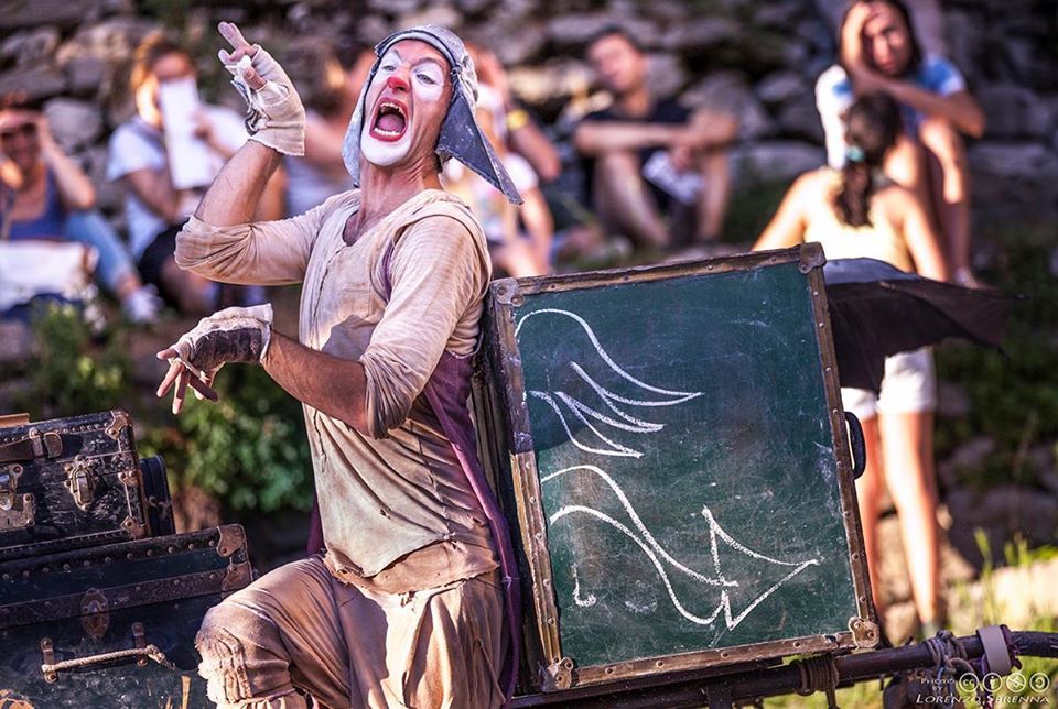 Dudu Arnalot durant l'espectacle El Niu. Dudu Arnalot durant l'espectacle El Niu.