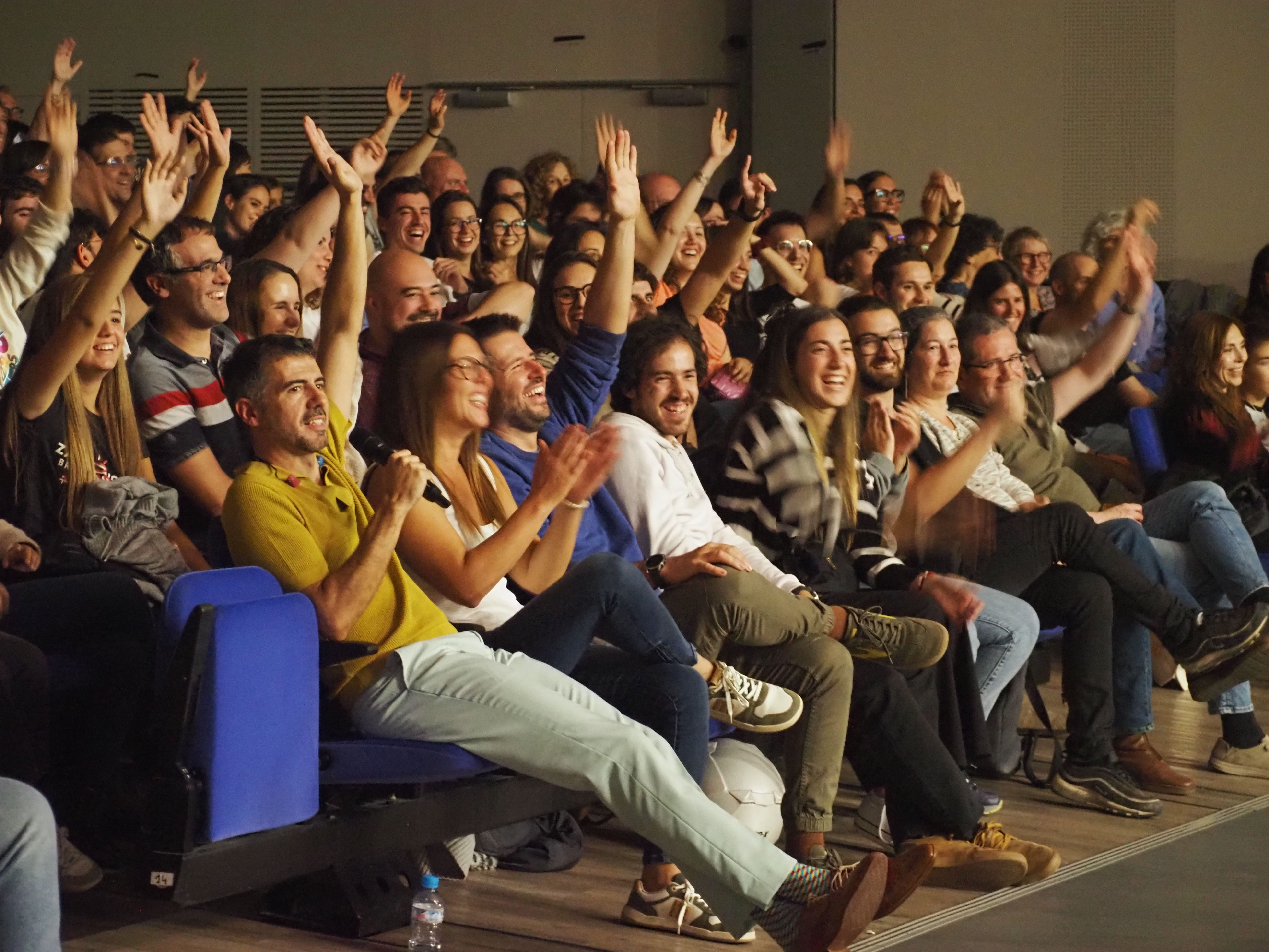 Ferran Piqué entre el públic al concert d'Els Amics de les Arts.