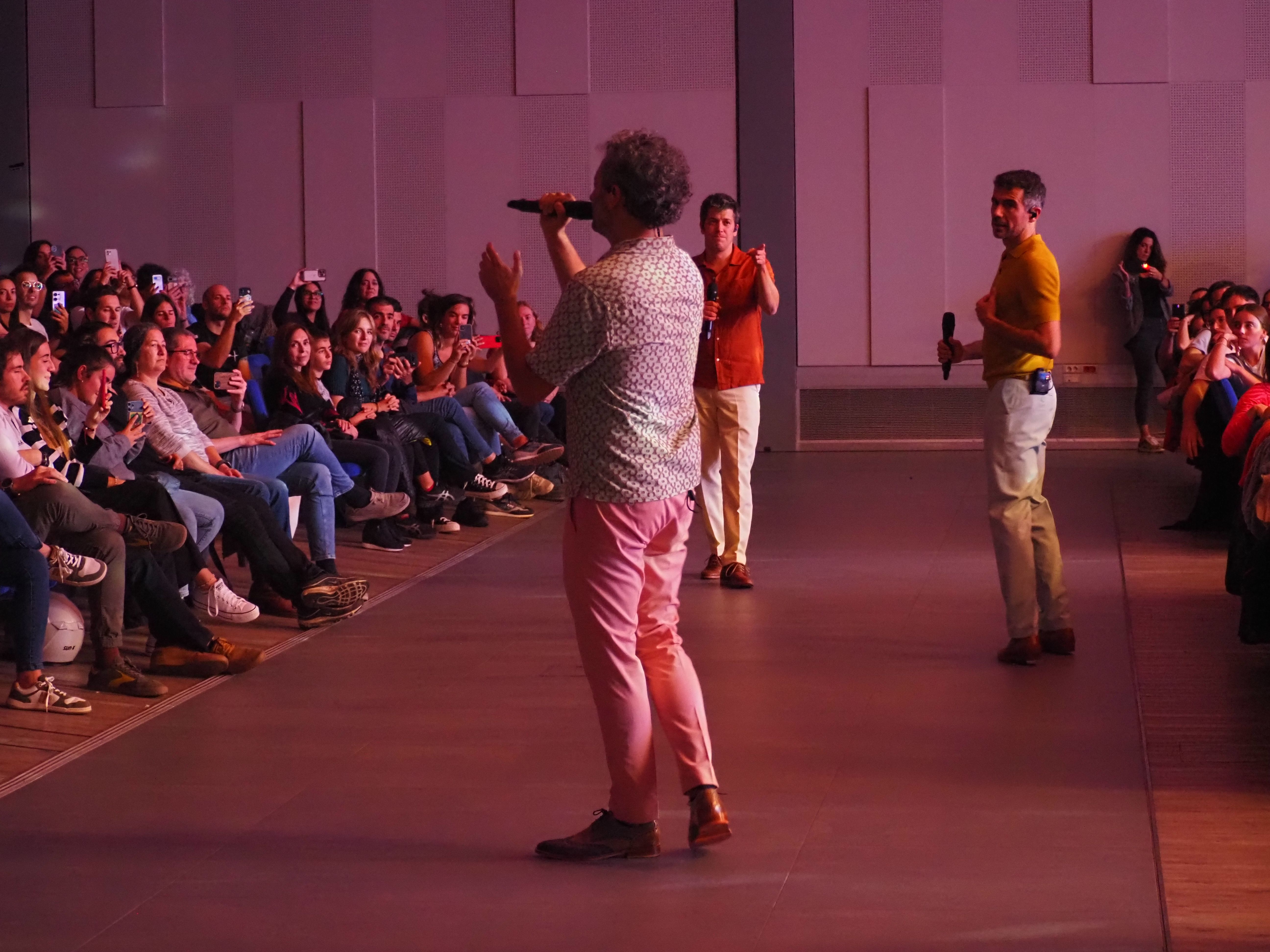 Els Amics de les Arts cantant des de la platea del Prat del Roure.