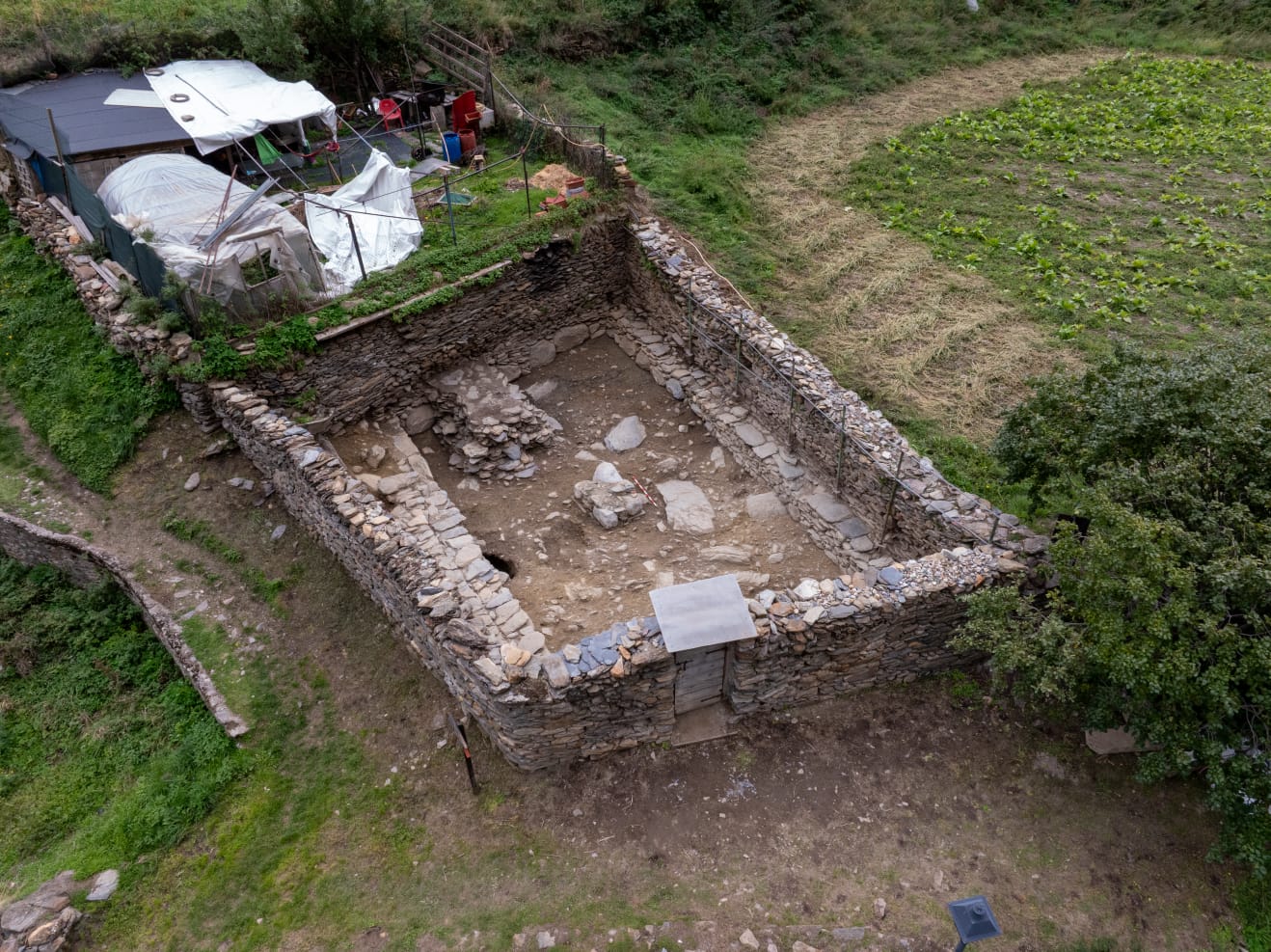 Una vista semiàeria de l'estructura al descobert.