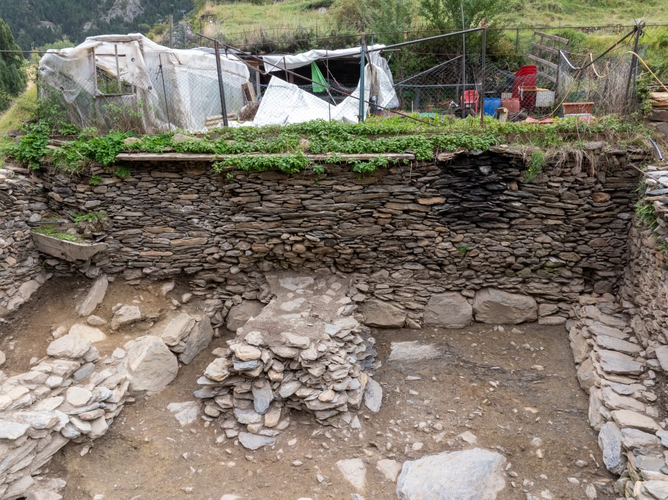 Imatge parcial de l'estructura que ha aparegut en ser excavada la parcel·la.