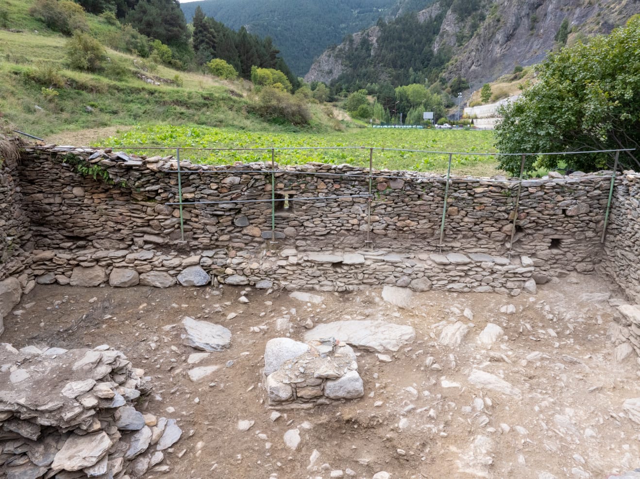 Imatge parcial de l'estructura que ha aparegut en ser excavat el terreny.