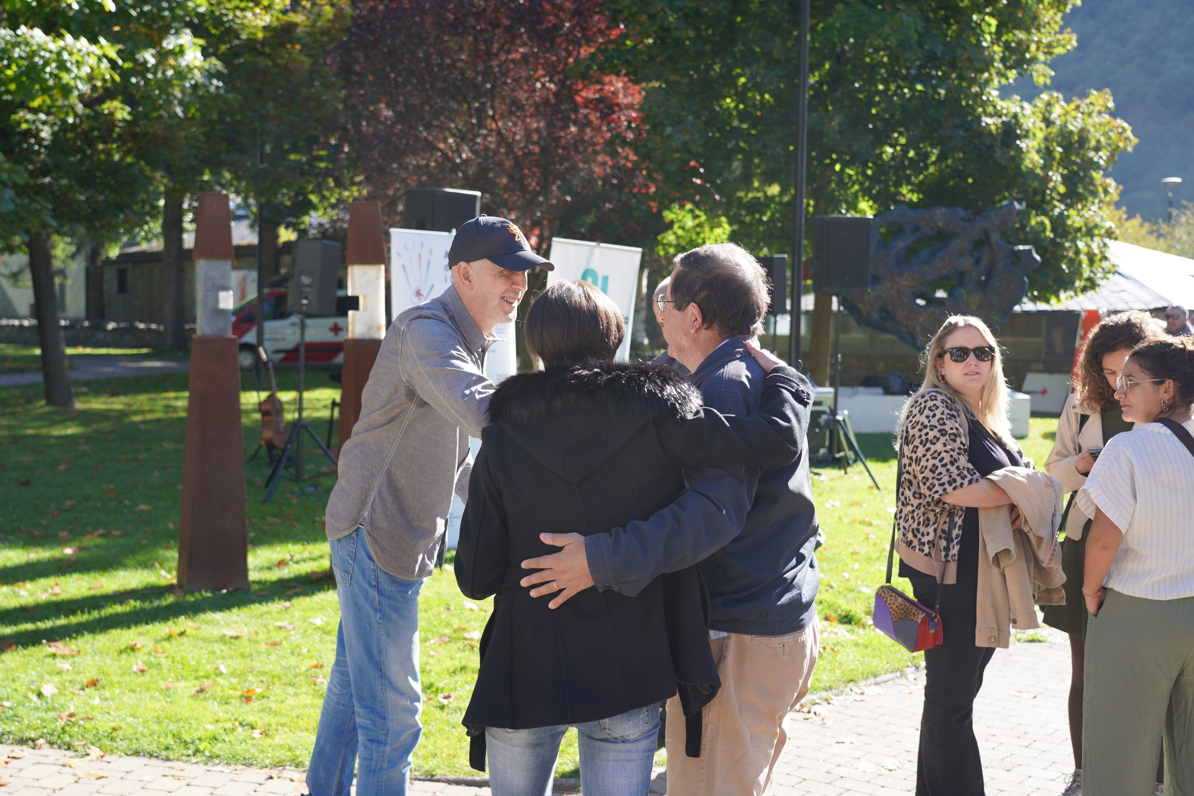 Els representants d'ATIDA, Toni Gamero i Mari Martínez, saludant als convidats.