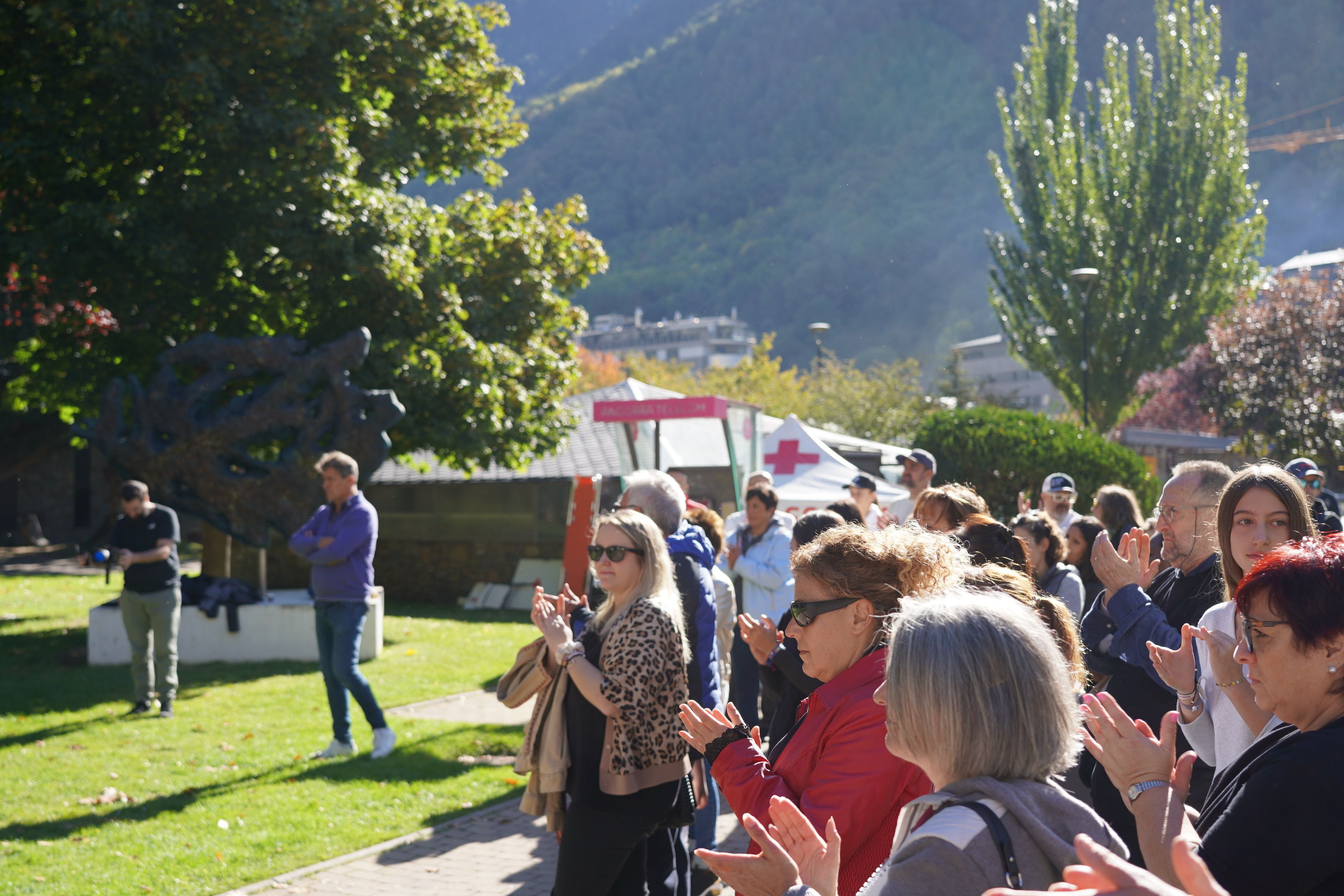 Aplaudiments del públic assistent.