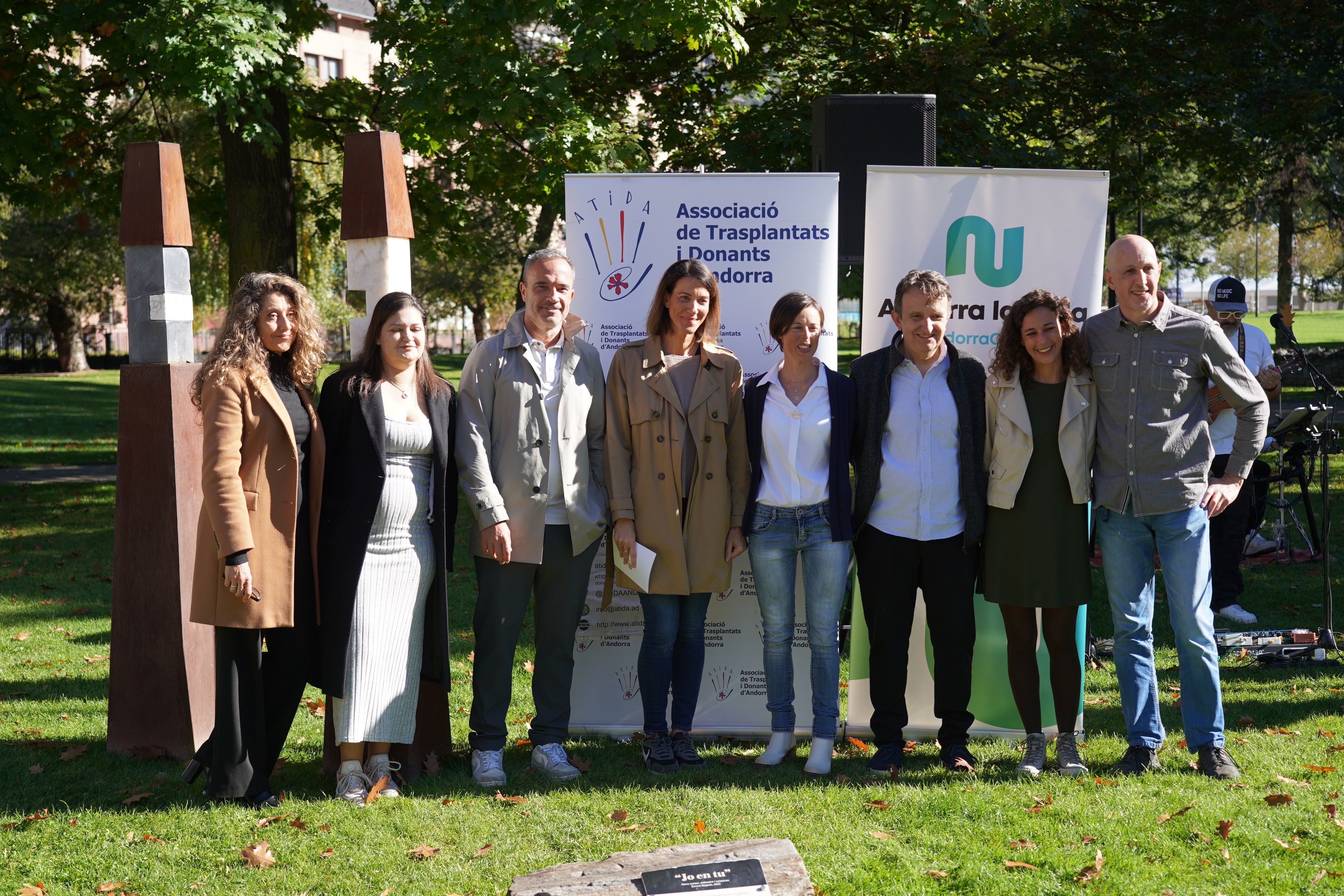 Foto de família de les autoritats abans de començar amb les actuacions.