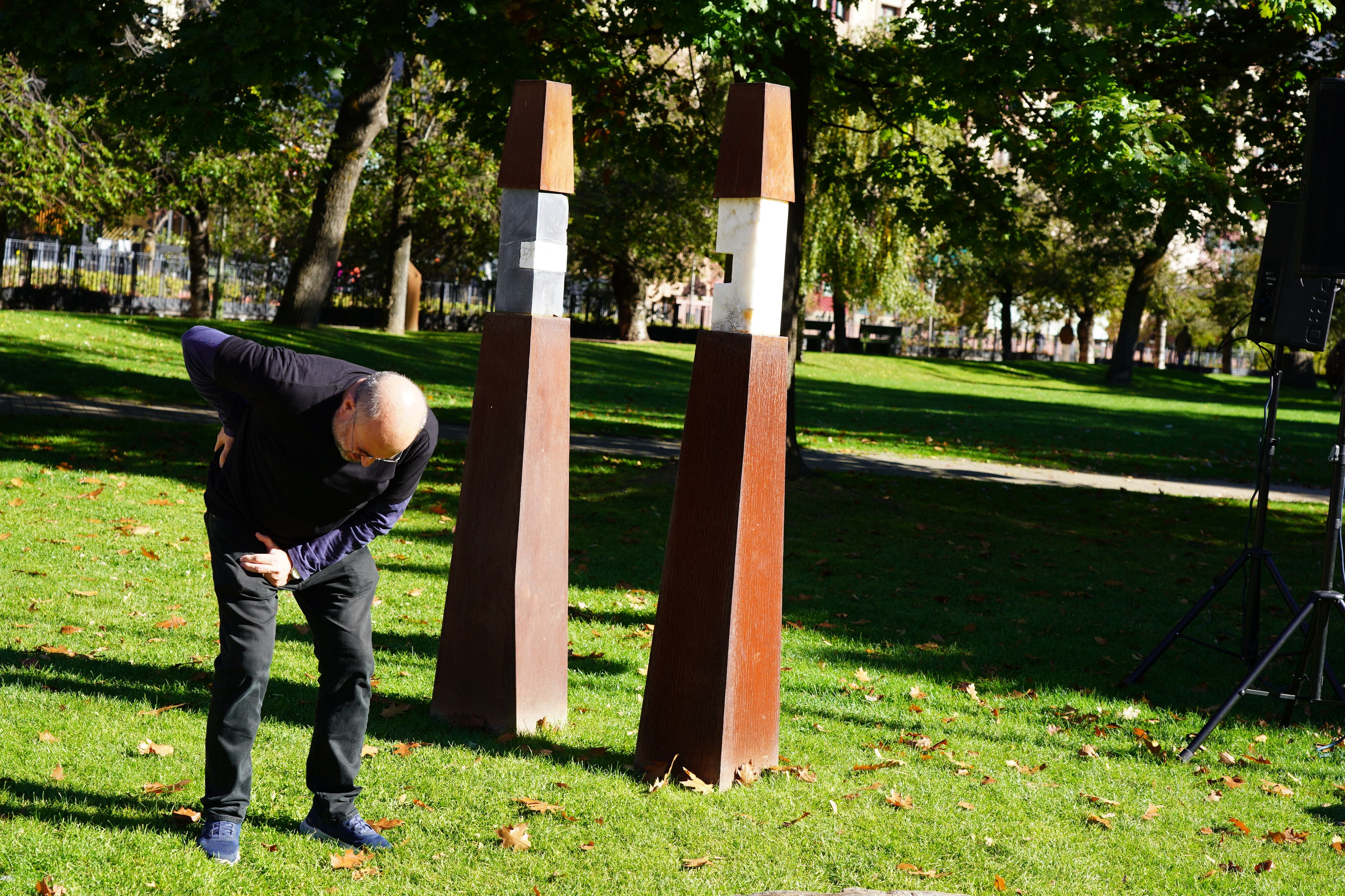 Un dels actors d'Entreacte, simulant la necessitat d'un trasplantament.