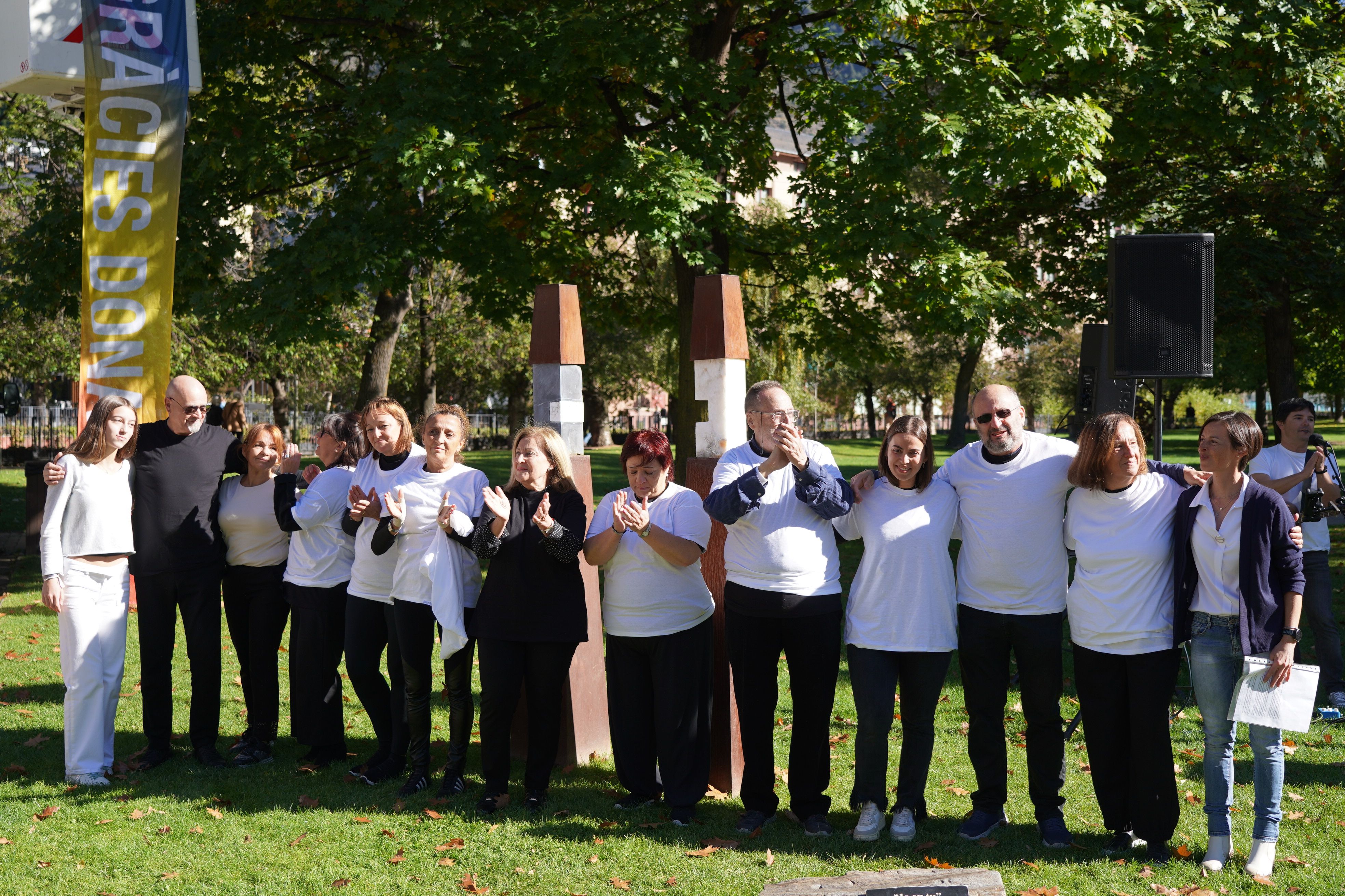 Aplaudiments per als integrants de la representació.