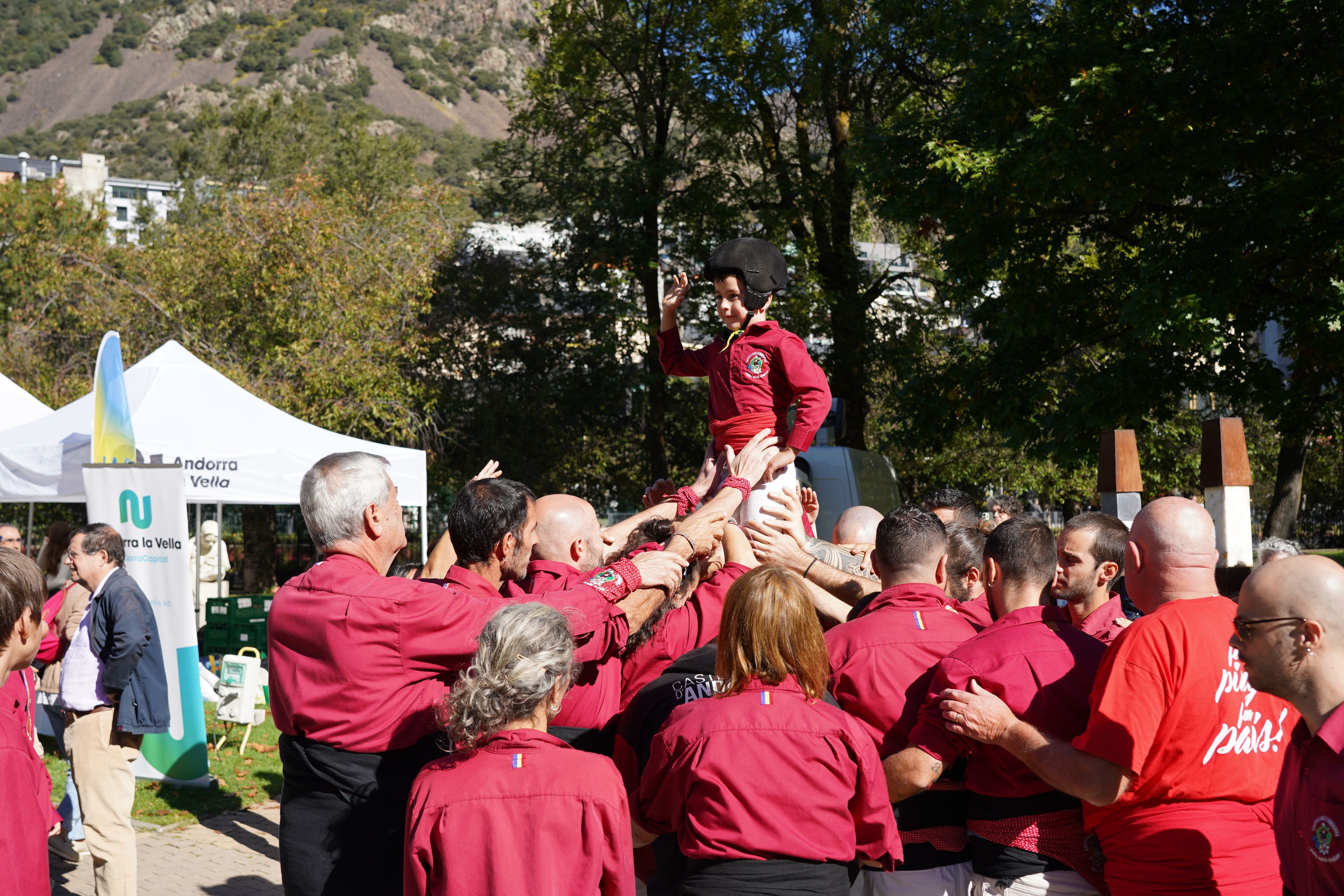 L'enxaneta, a punt de ser elevada. 