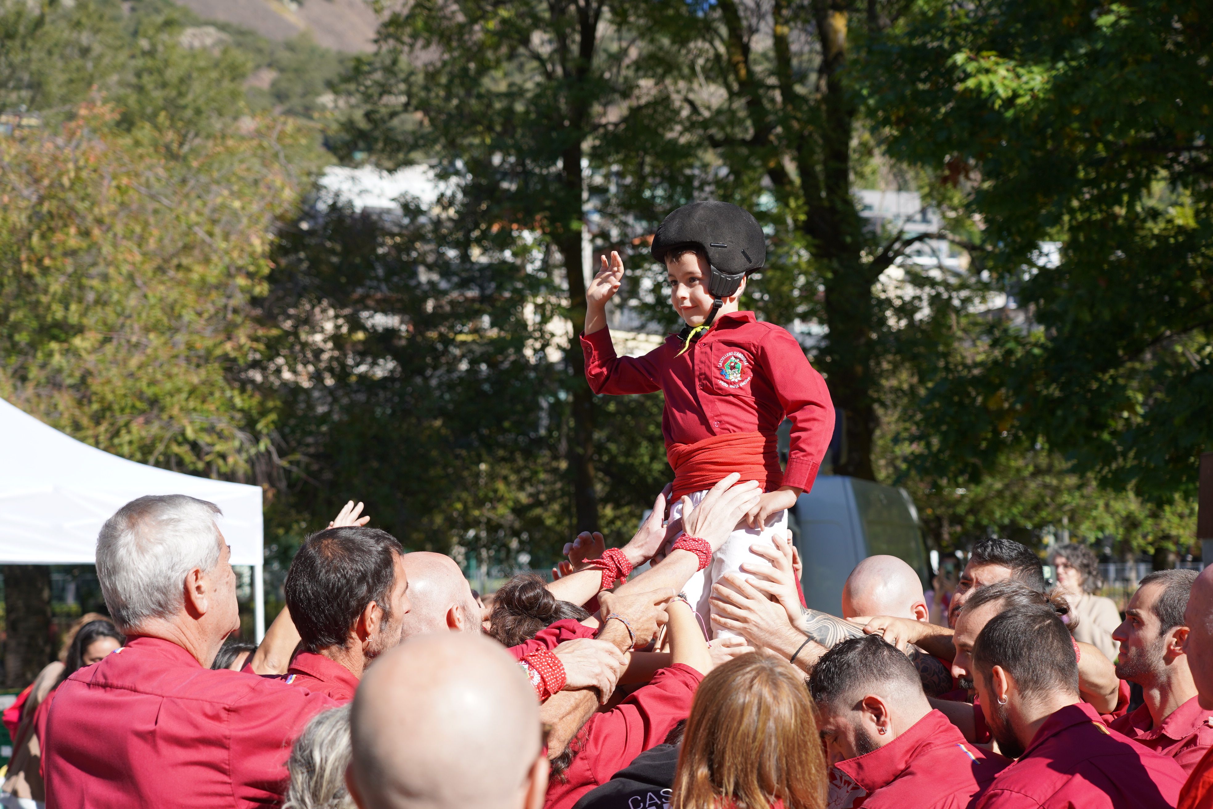 La Colla Castellera d'Andorra, preparada per enfilar-se amunt.