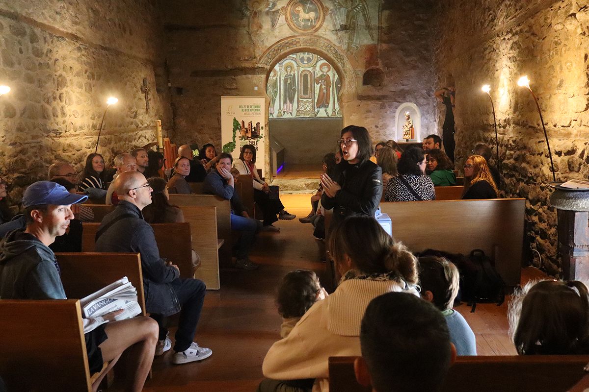 La guia turística durant la visita guiada a l'església de Santa Coloma.