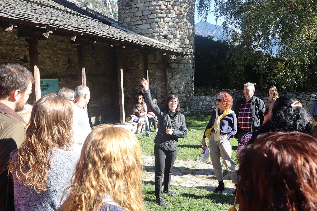 La guia turística durant la visita guiada a l'església. de Santa Coloma. La guia turística durant la visita guiada a l'església. de Santa Coloma.