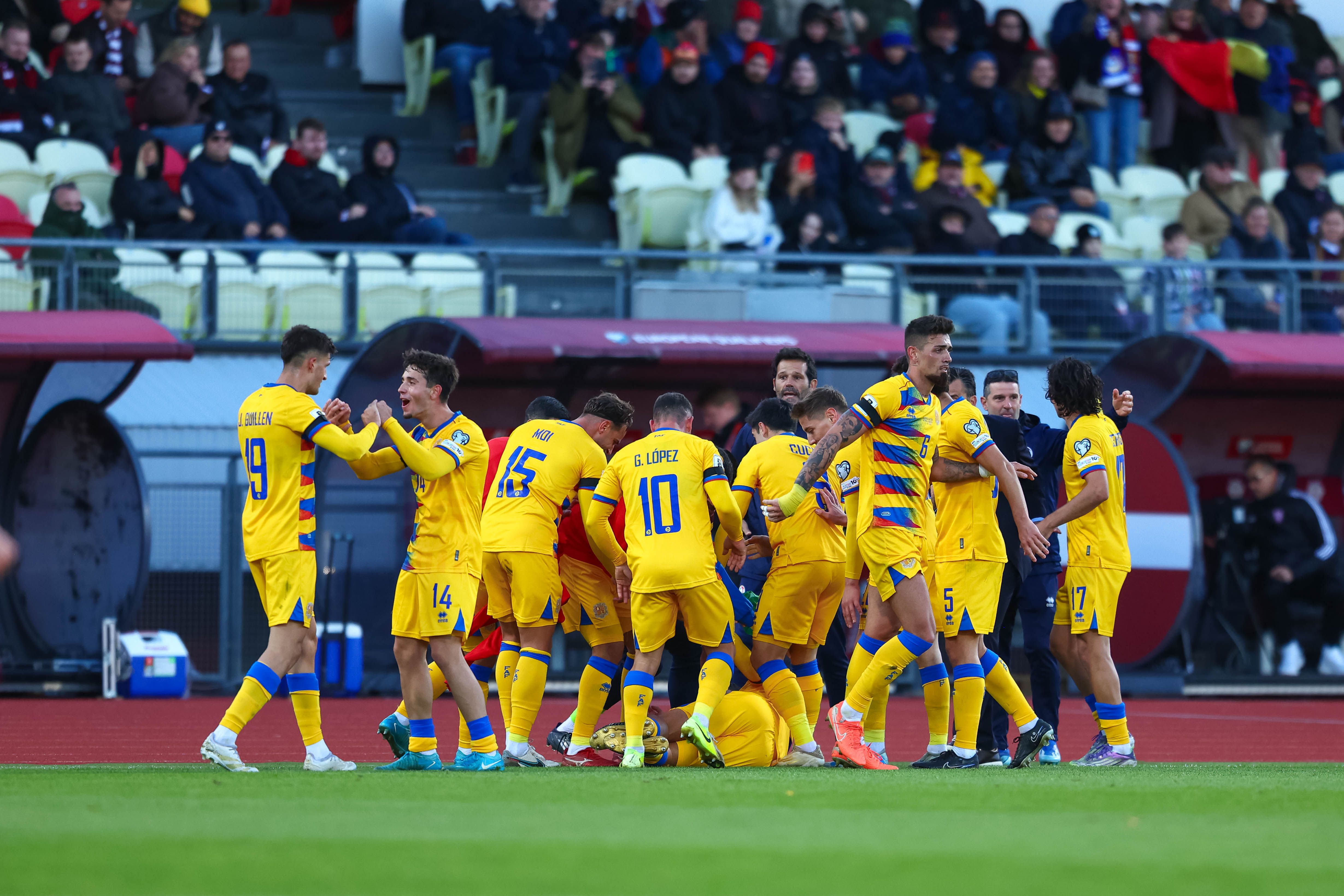 La selecció d'Andorra, celebrant el gol de l'empat d'Olivera.