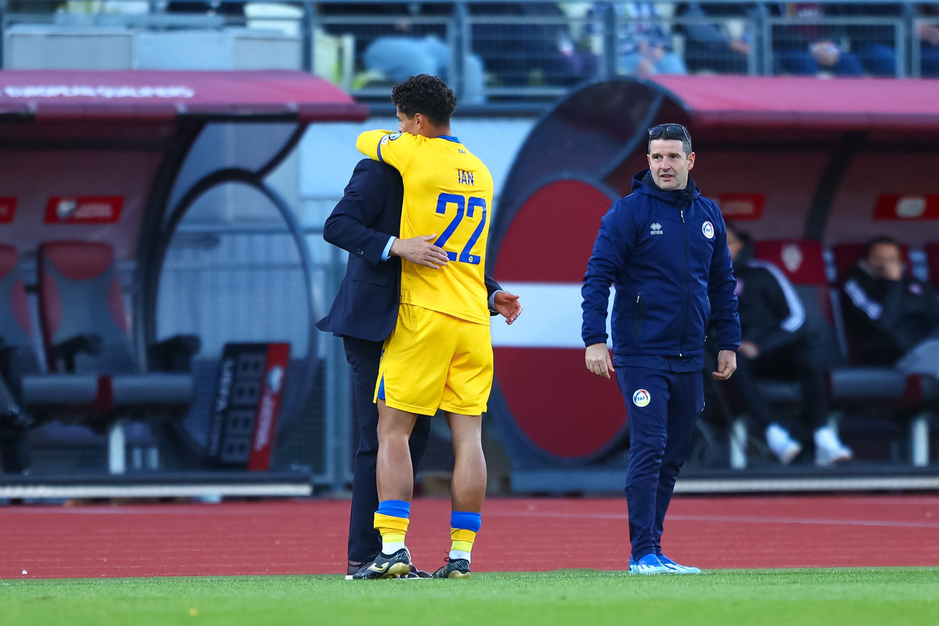 Ian Olivera, en la celebració del gol de l'empat a la zona tècnica abraçant-se amb Koldo.