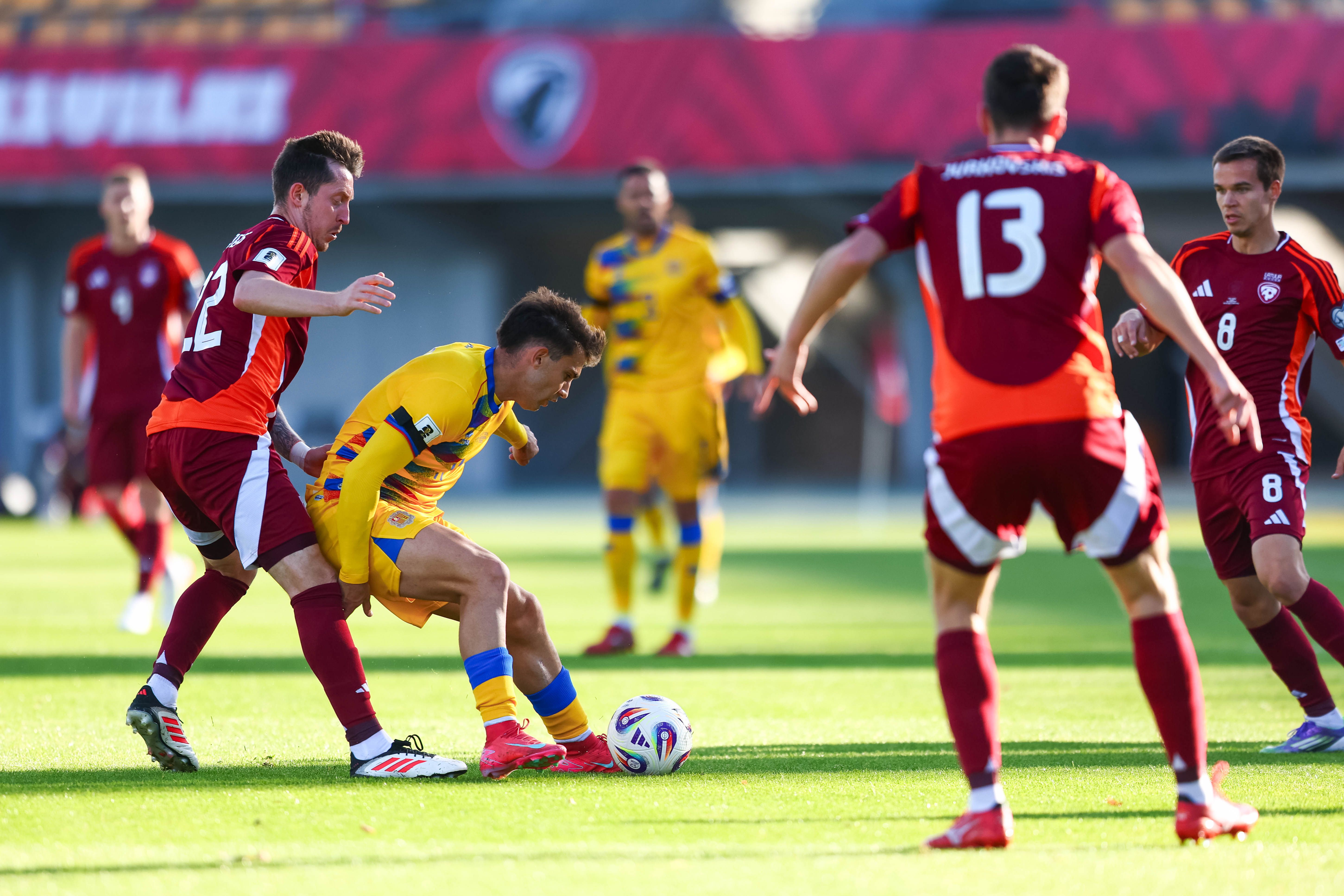 Berto Rosas, que ha tornat a l'onze, bregant-se entre defensors de Letònia.