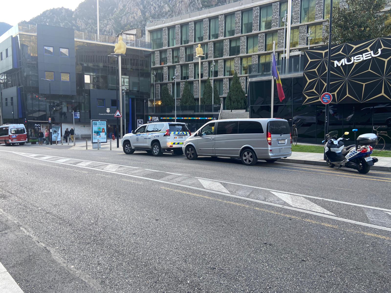 La furgoneta implicada, el cotxe de la policia i una moto dels agents de circulació.