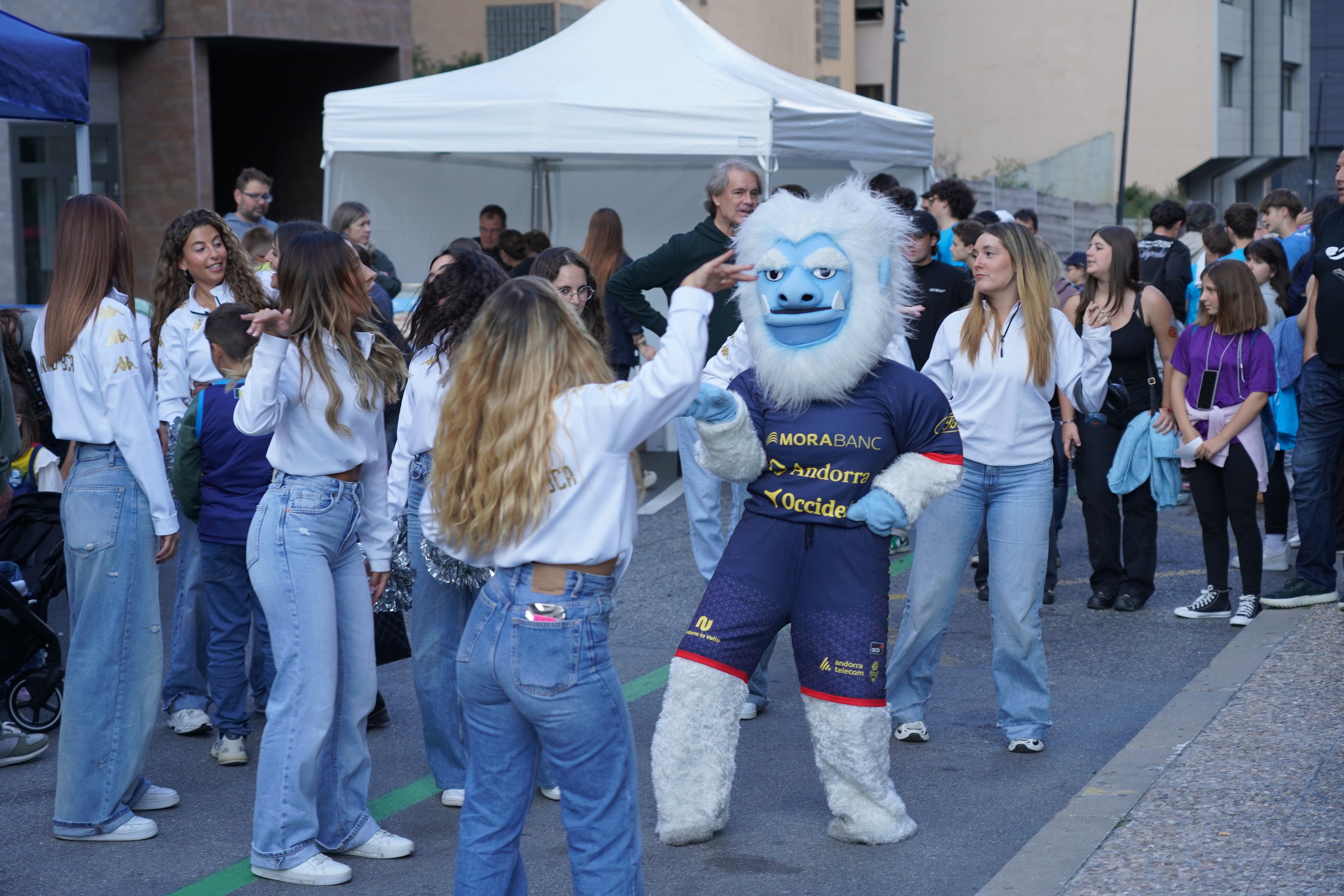 El Brut ballant amb el Magic Gleam en la prèvia de partit. El Brut ballant amb el Magic Gleam en la prèvia de partit.