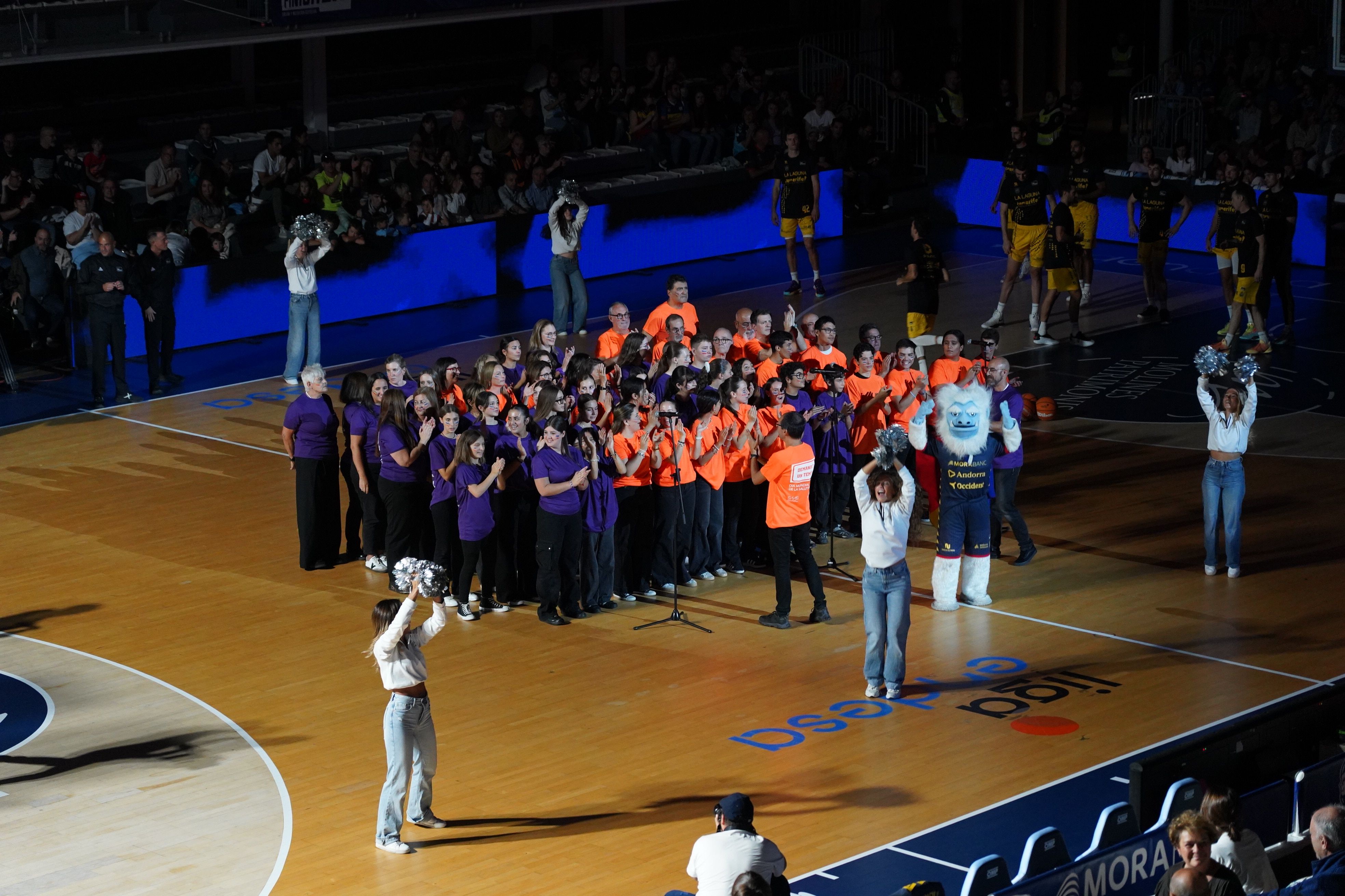 Espectacle de llums amb el Cor de Rock interpretant l'himne. Espectacle de llums amb el Cor de Rock interpretant l'himne.