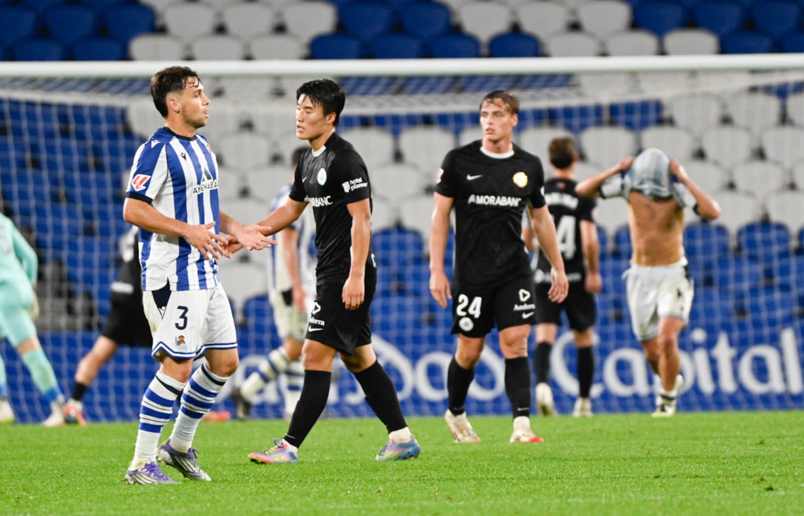 Minsu i Le Normand evidencien la mala cara que els ha deixat el partit davant la concentració dels bascos.
