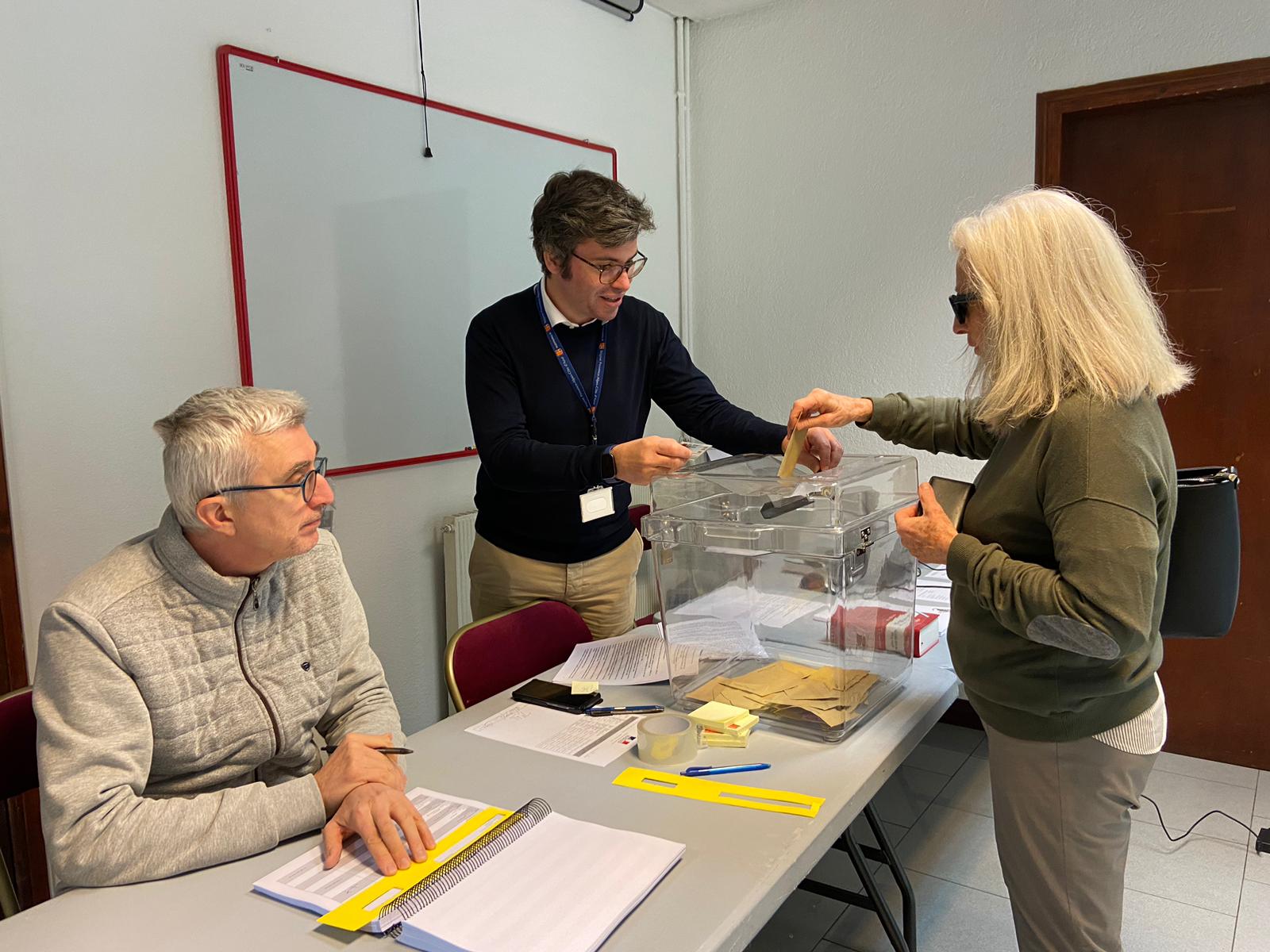 Una resident francesa, a les urnes de l'ambaixada aquest diumenge. 