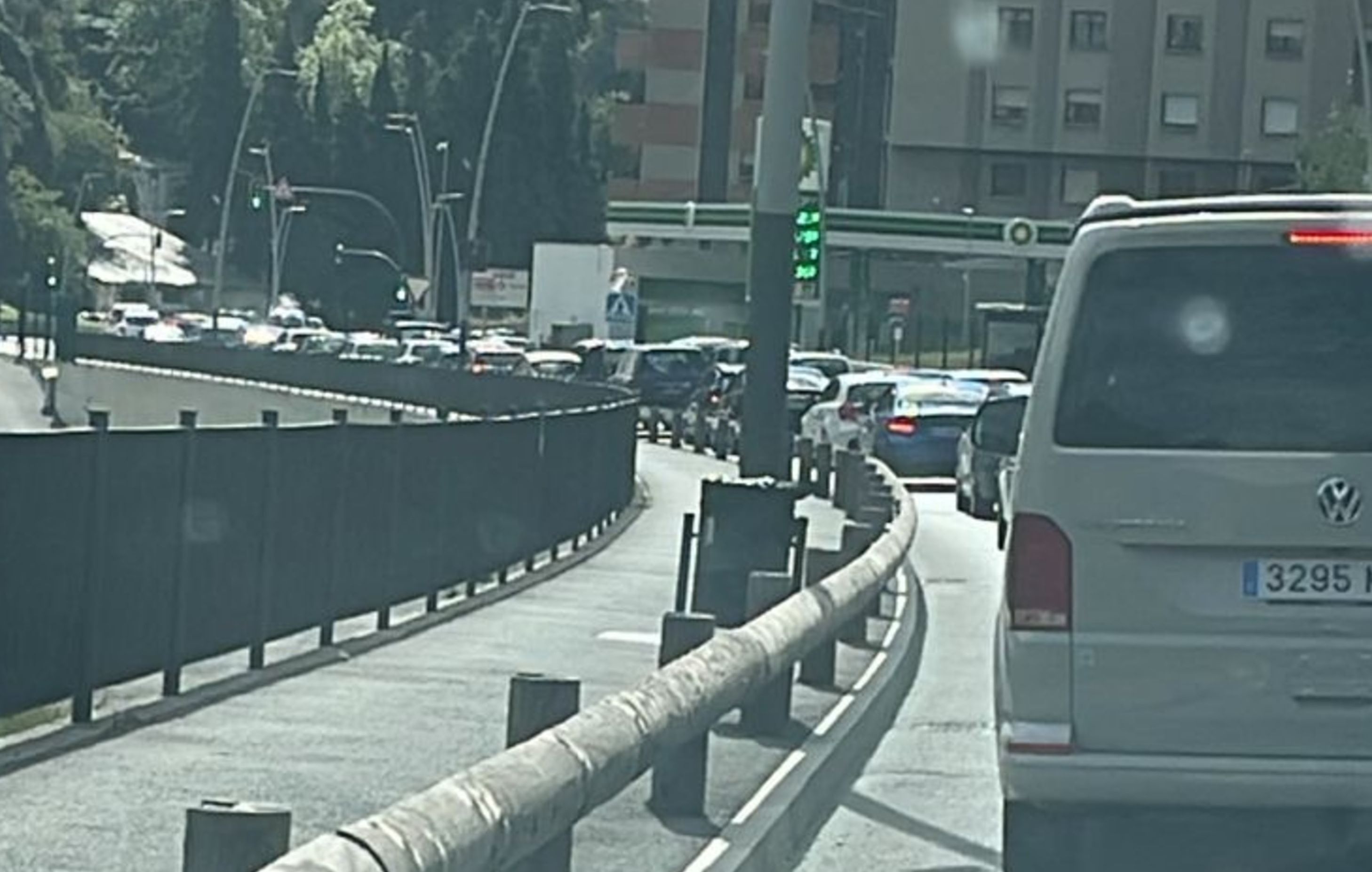 Cotxes en retenció al vial de Sant Julià.