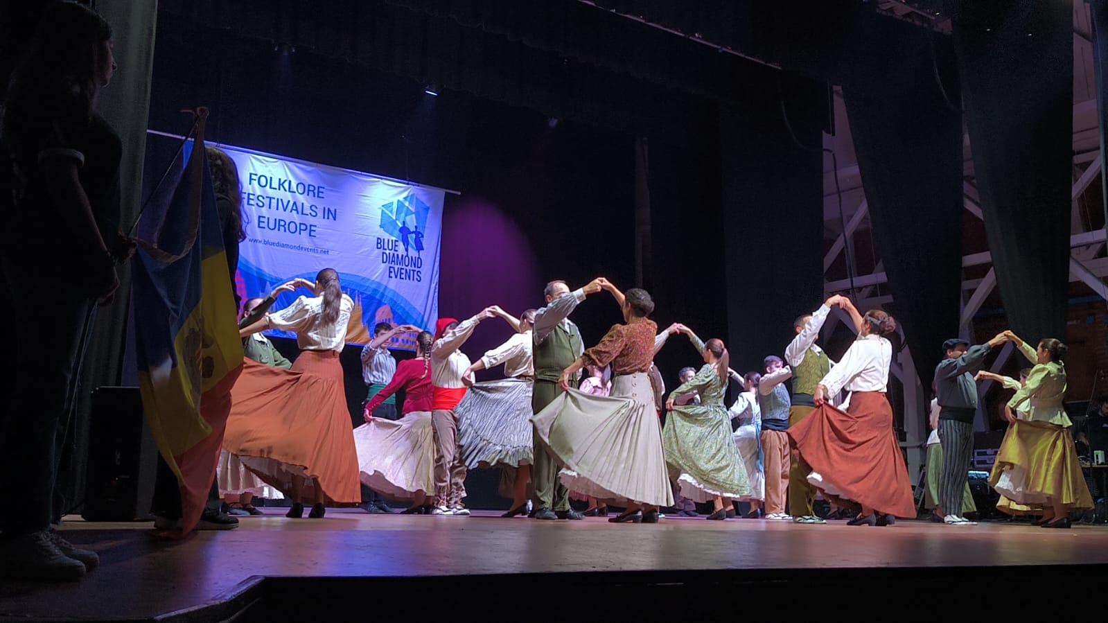 Un instant de l'actuació de l'esbart a Itàlia.