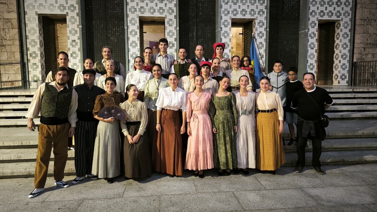 Els balladors de l'Esbart Santa Anna.